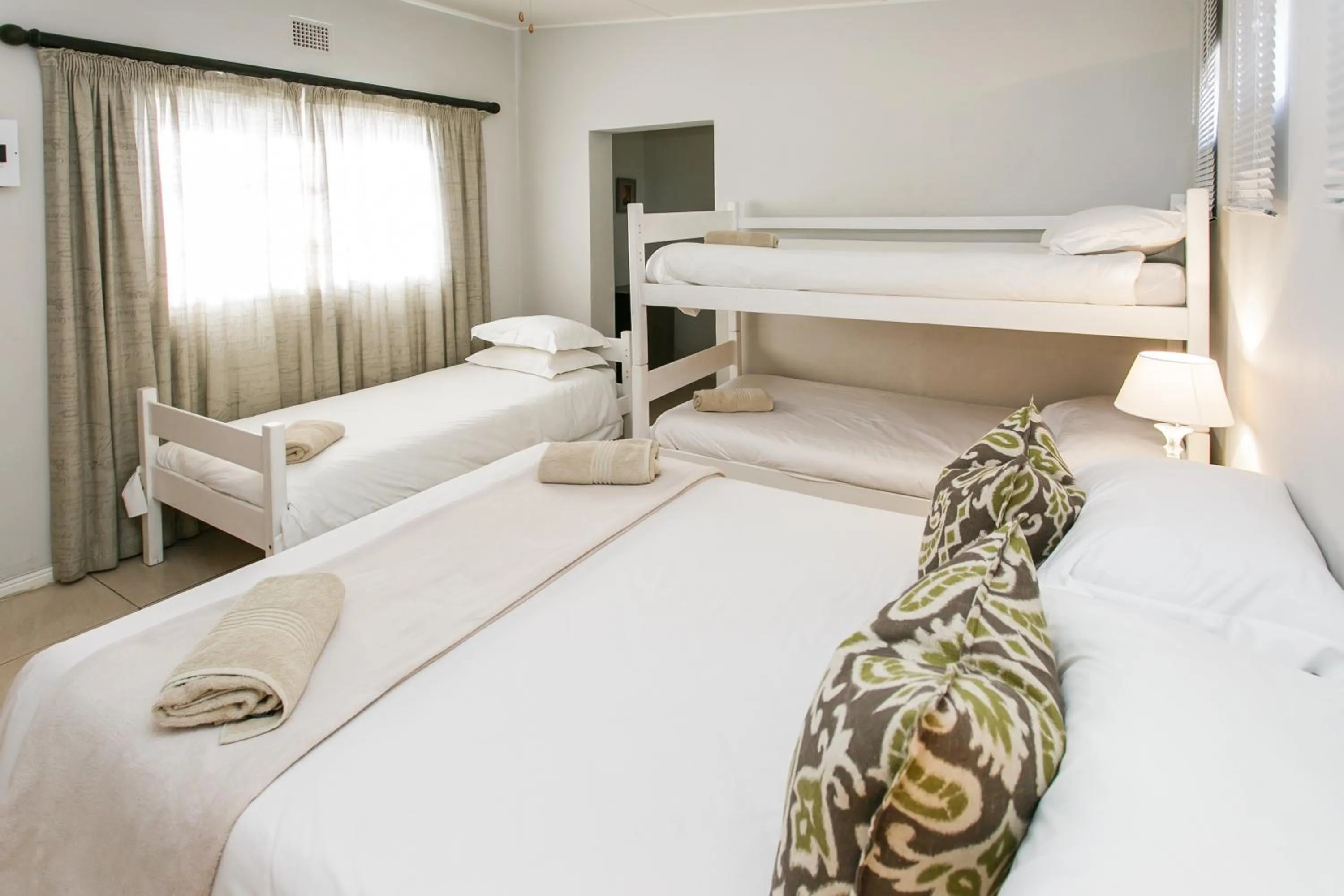 Bedroom, Bed in Wagon Wheel Country Lodge