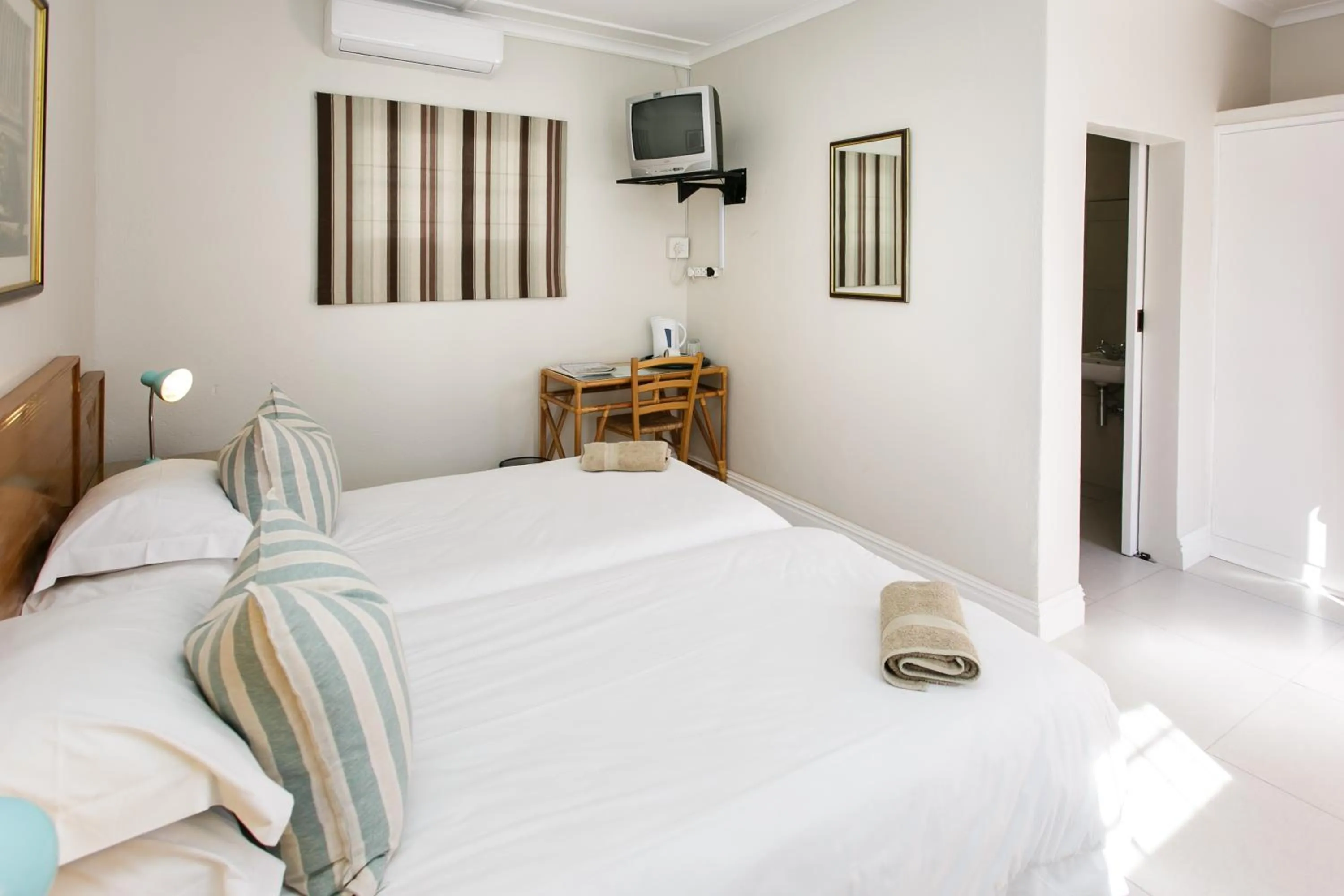 Bedroom, Bed in Wagon Wheel Country Lodge