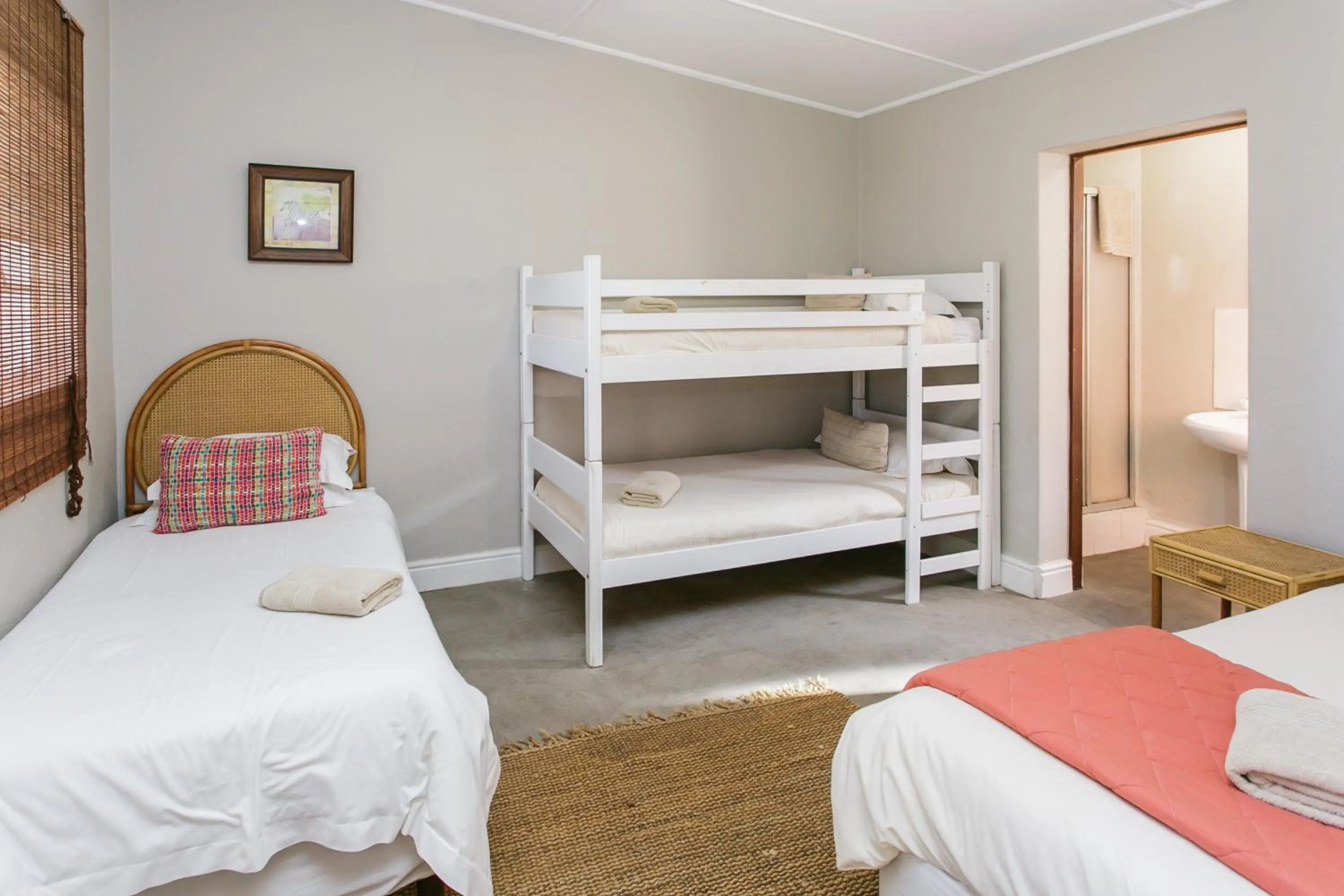 Bedroom, Bed in Wagon Wheel Country Lodge