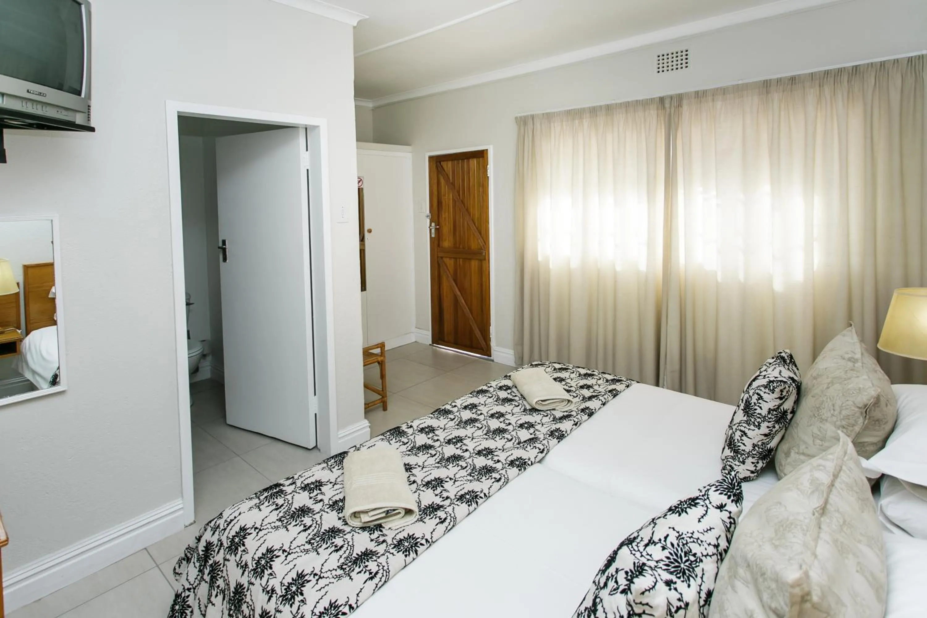 Bedroom, Bed in Wagon Wheel Country Lodge