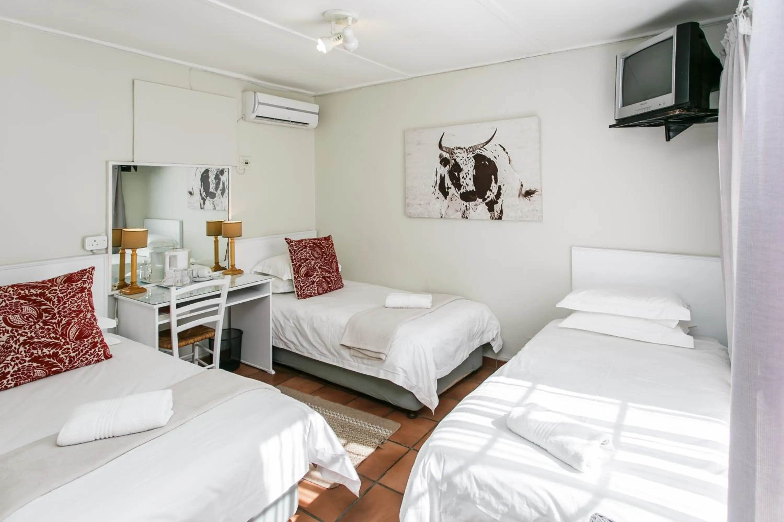 Bedroom, Bed in Wagon Wheel Country Lodge