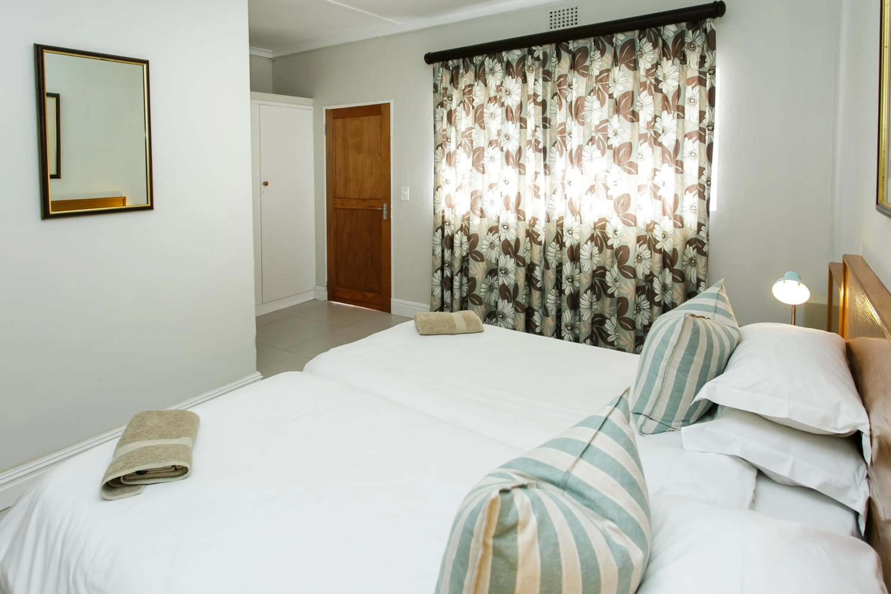 Bedroom, Bed in Wagon Wheel Country Lodge