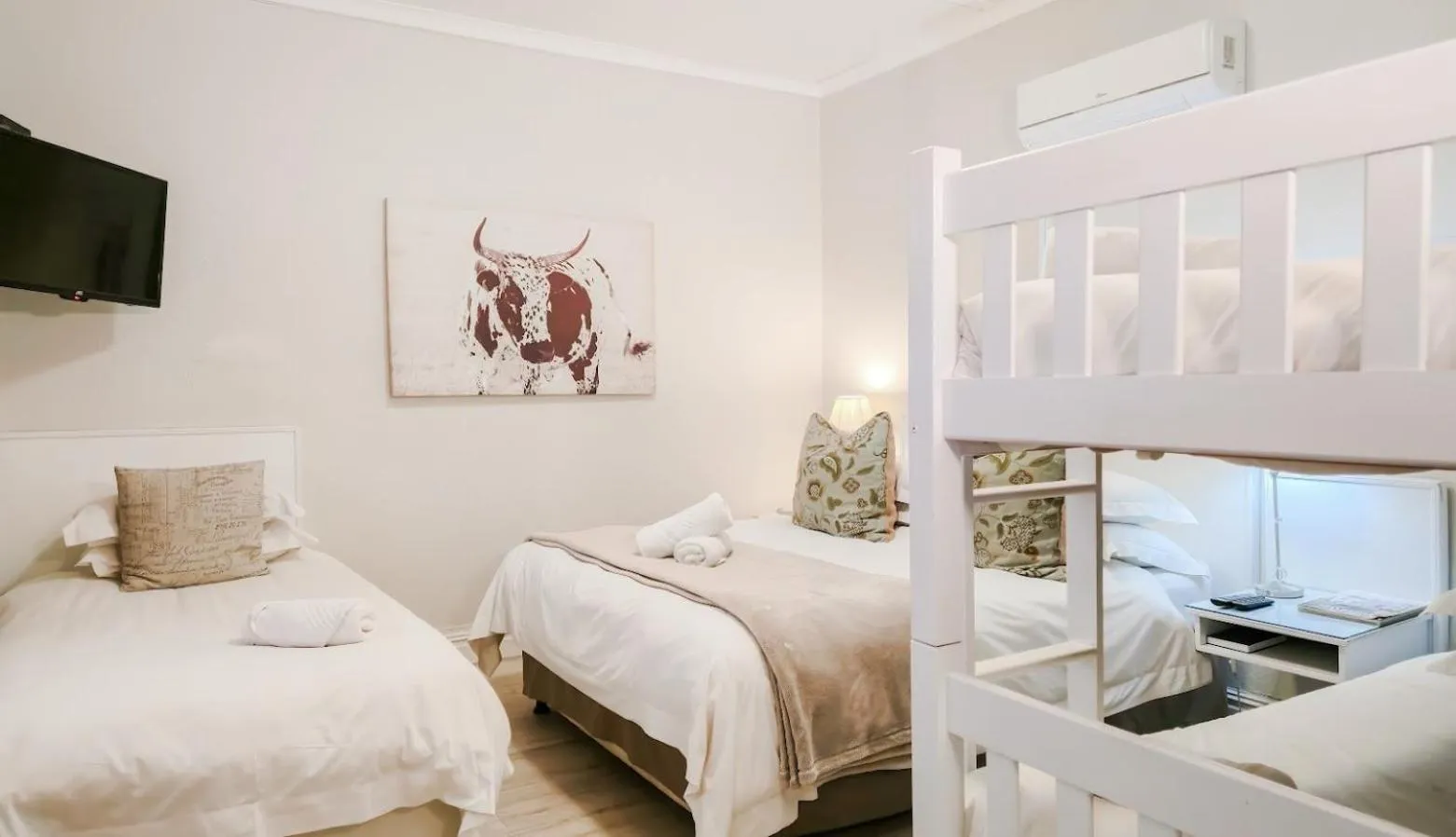 Bed in Wagon Wheel Country Lodge