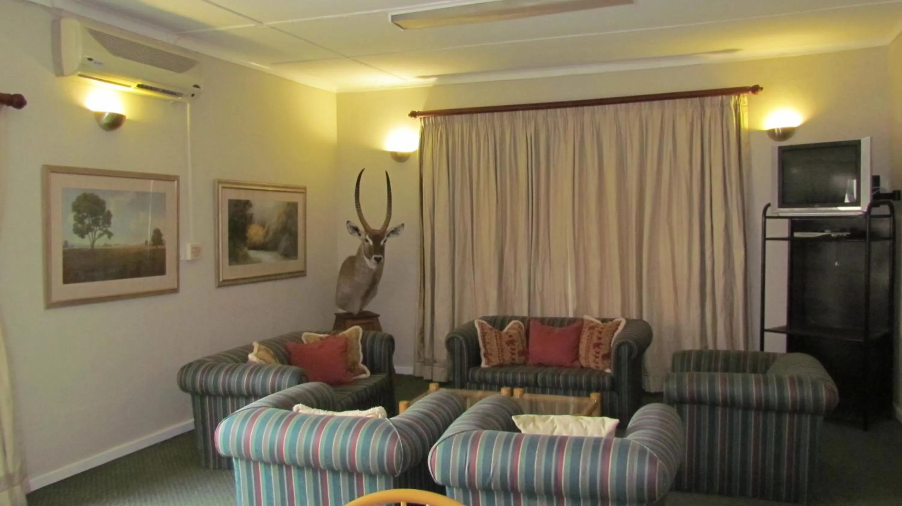 Living room in Wagon Wheel Country Lodge