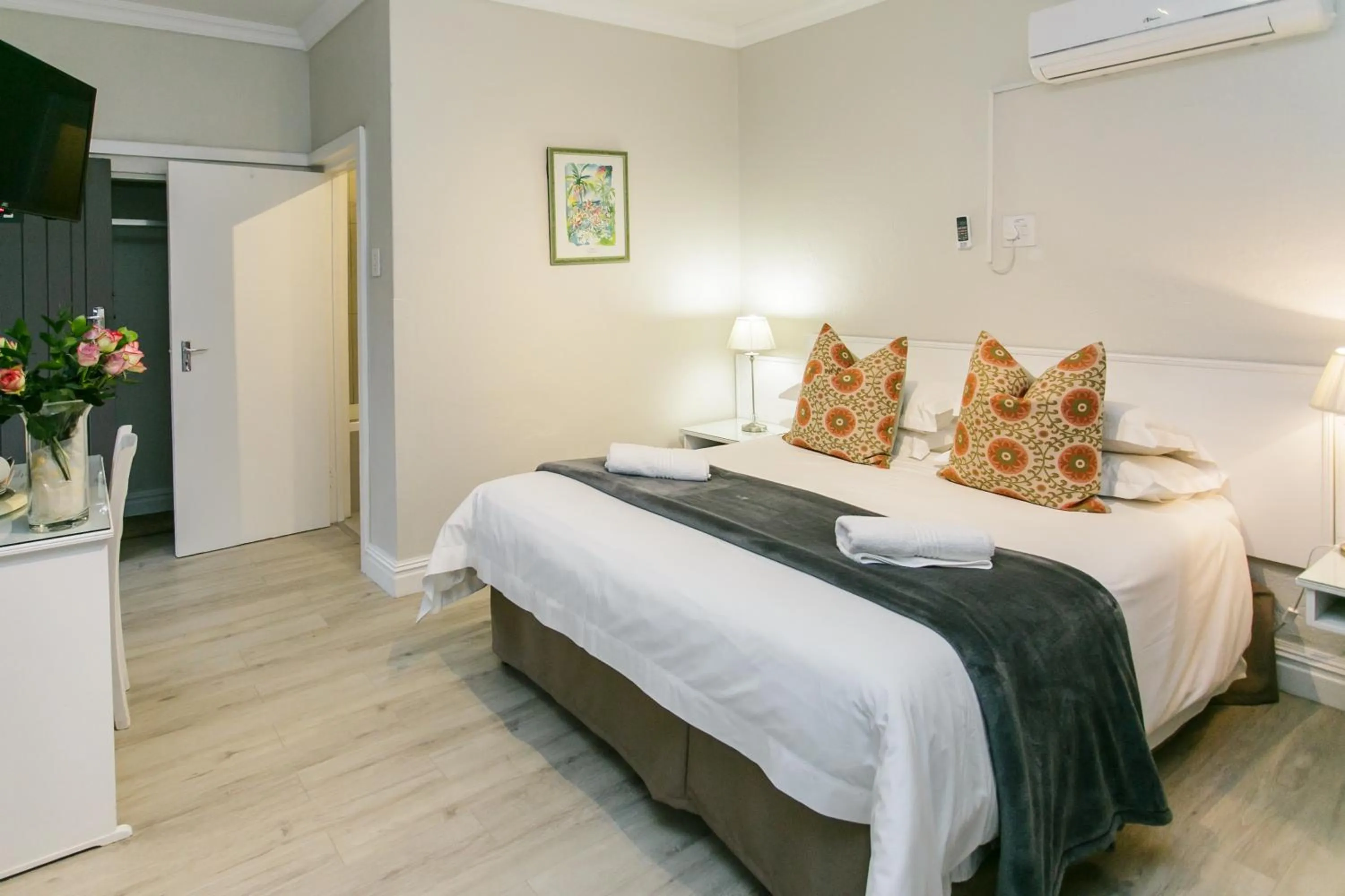 Photo of the whole room, Bed in Wagon Wheel Country Lodge