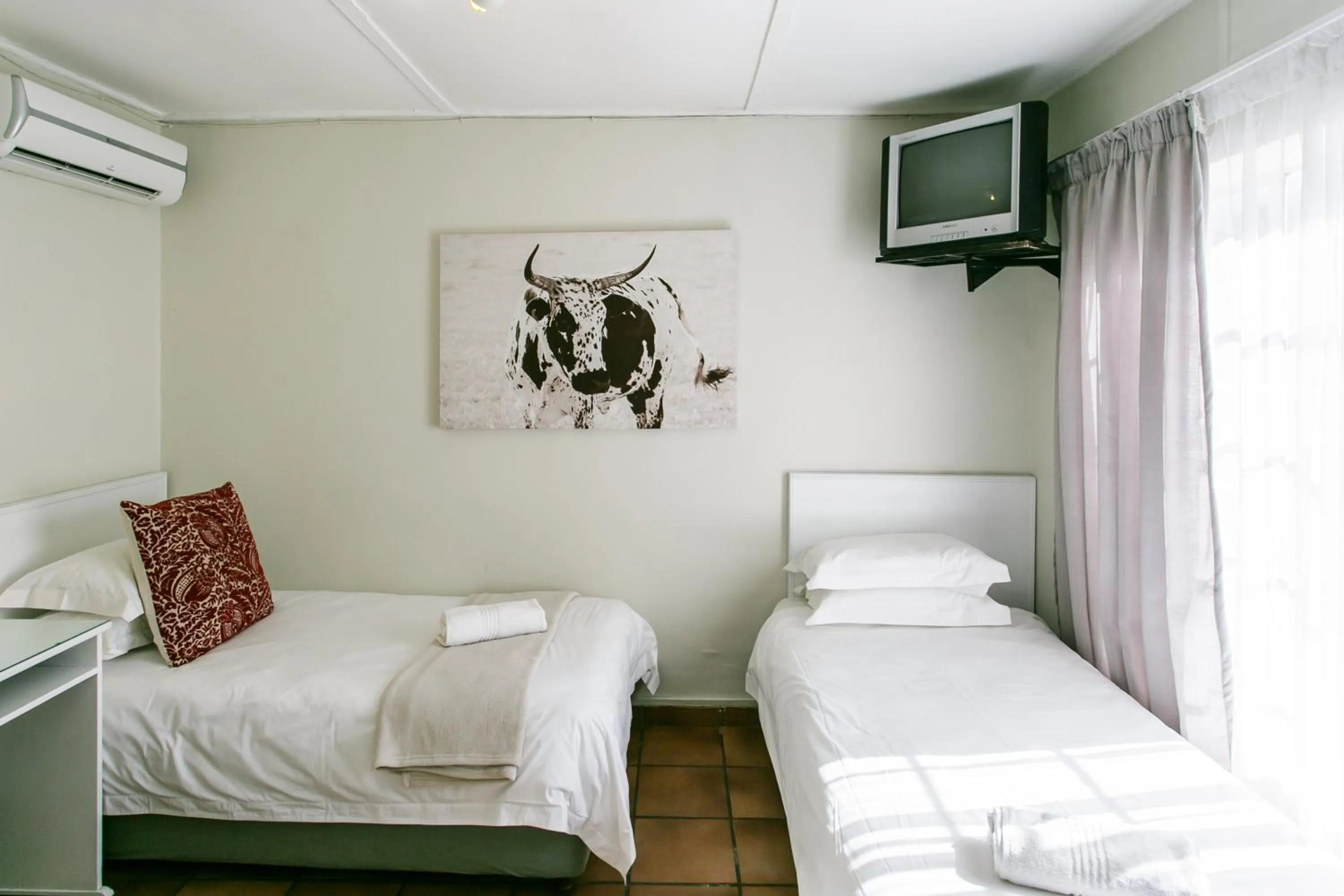 Bedroom, Bed in Wagon Wheel Country Lodge