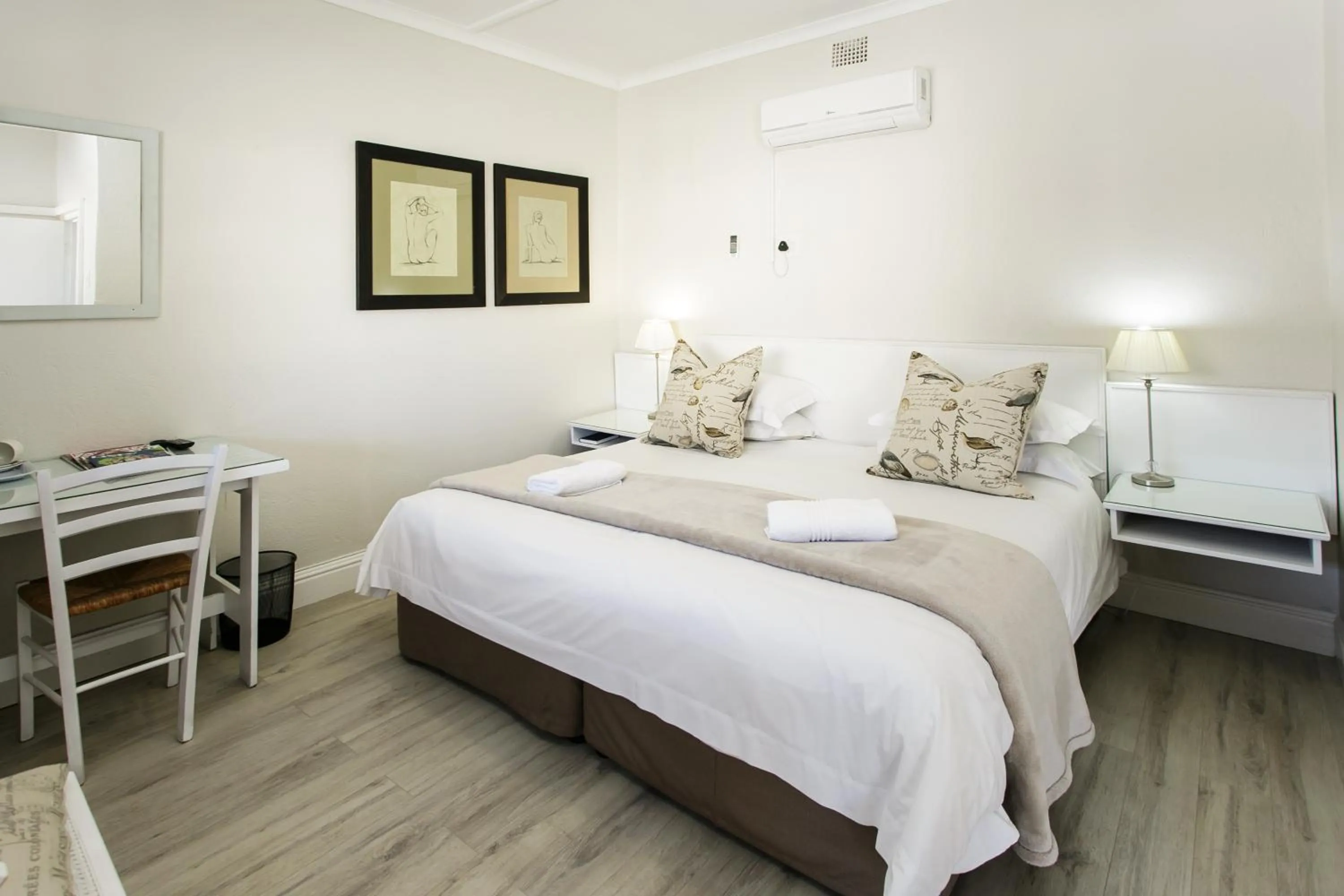 Bedroom, Bed in Wagon Wheel Country Lodge