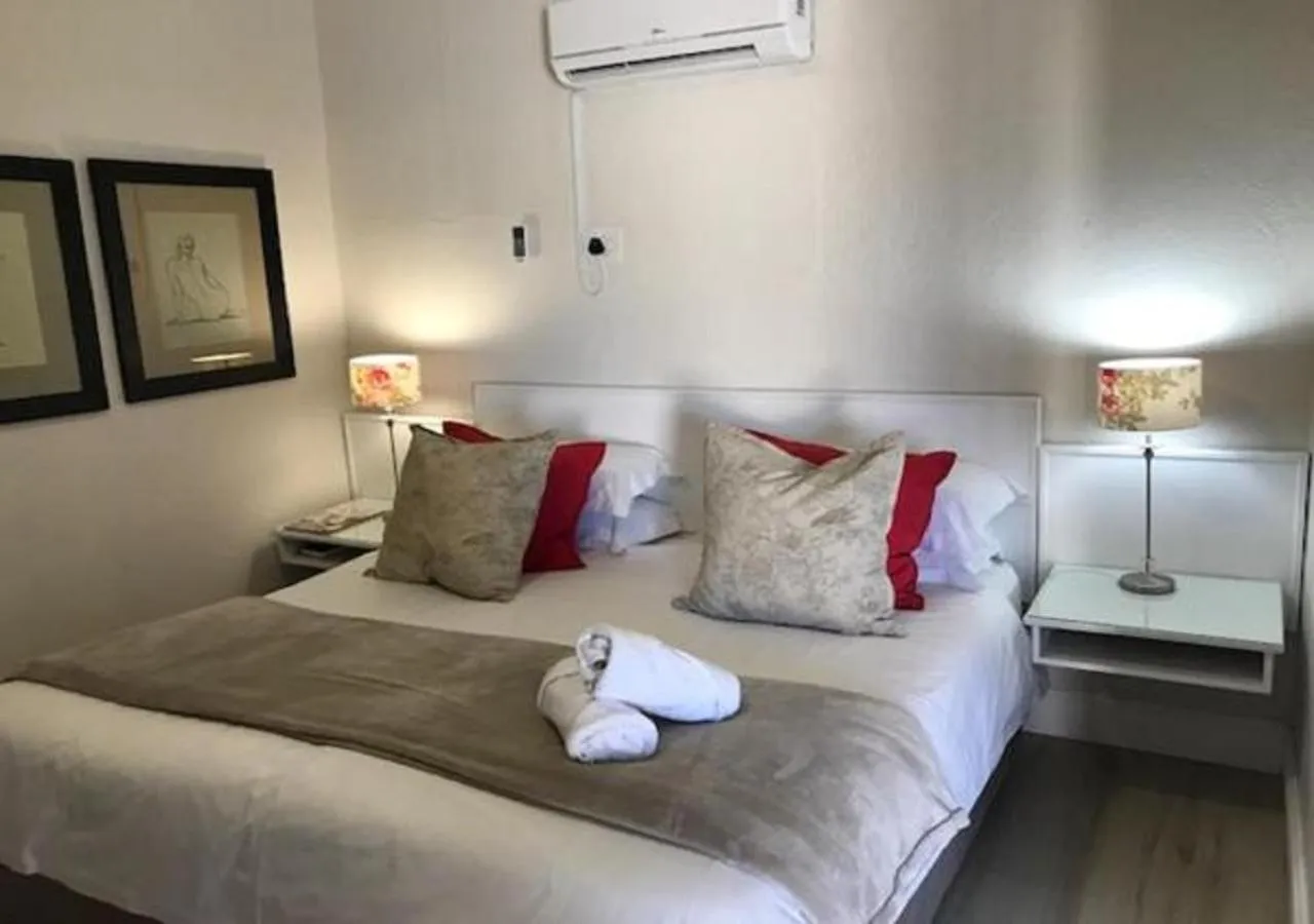 Bedroom, Bed in Wagon Wheel Country Lodge