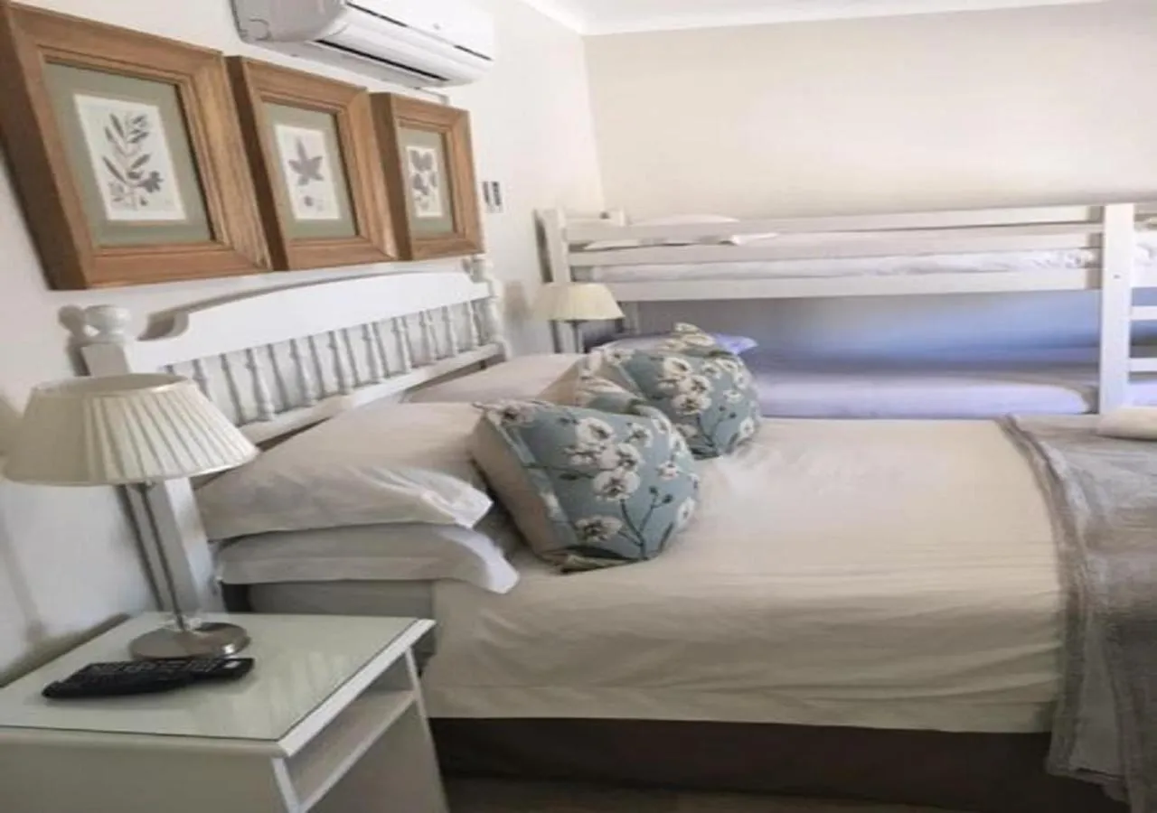 Bedroom, Bed in Wagon Wheel Country Lodge