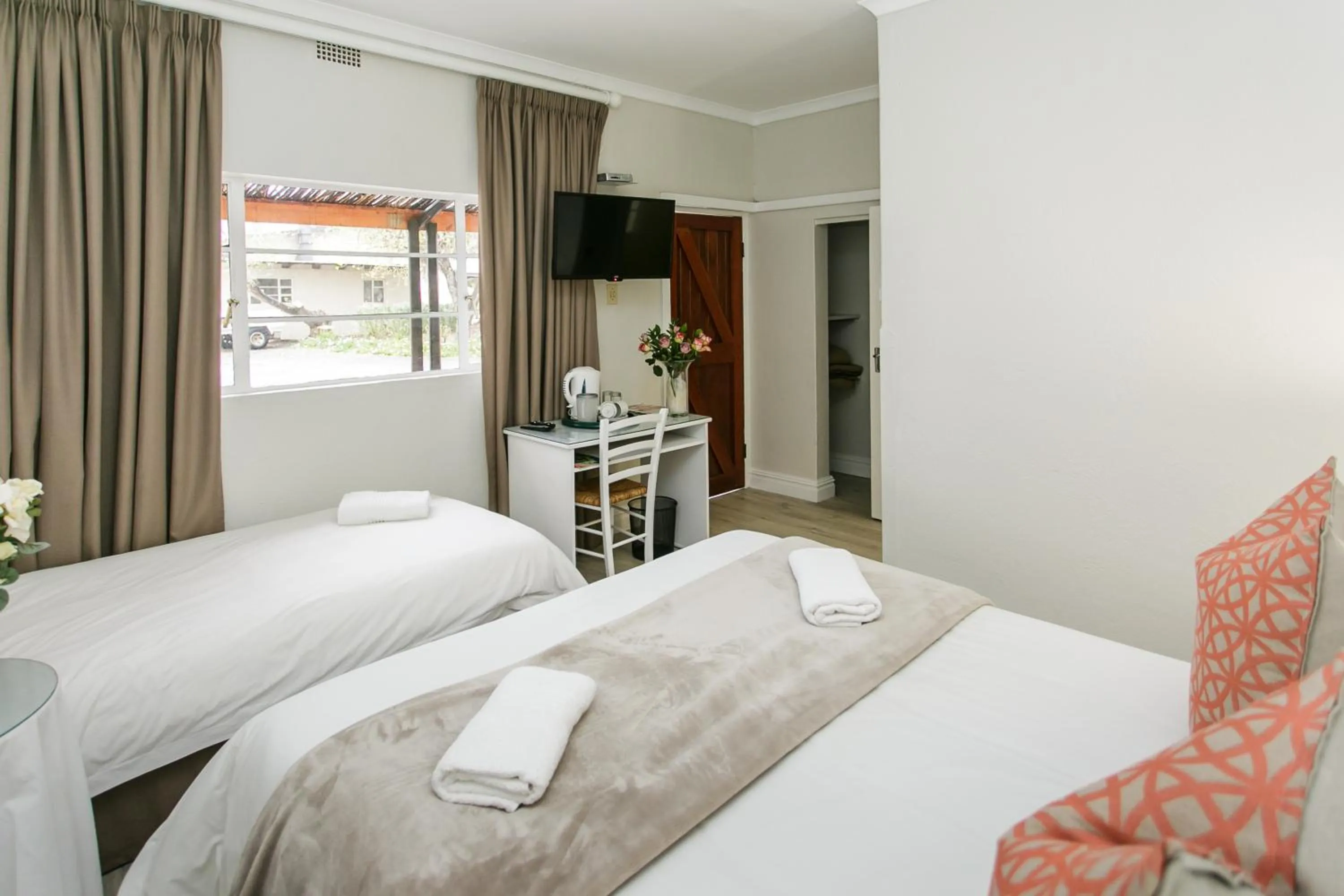 Bed in Wagon Wheel Country Lodge