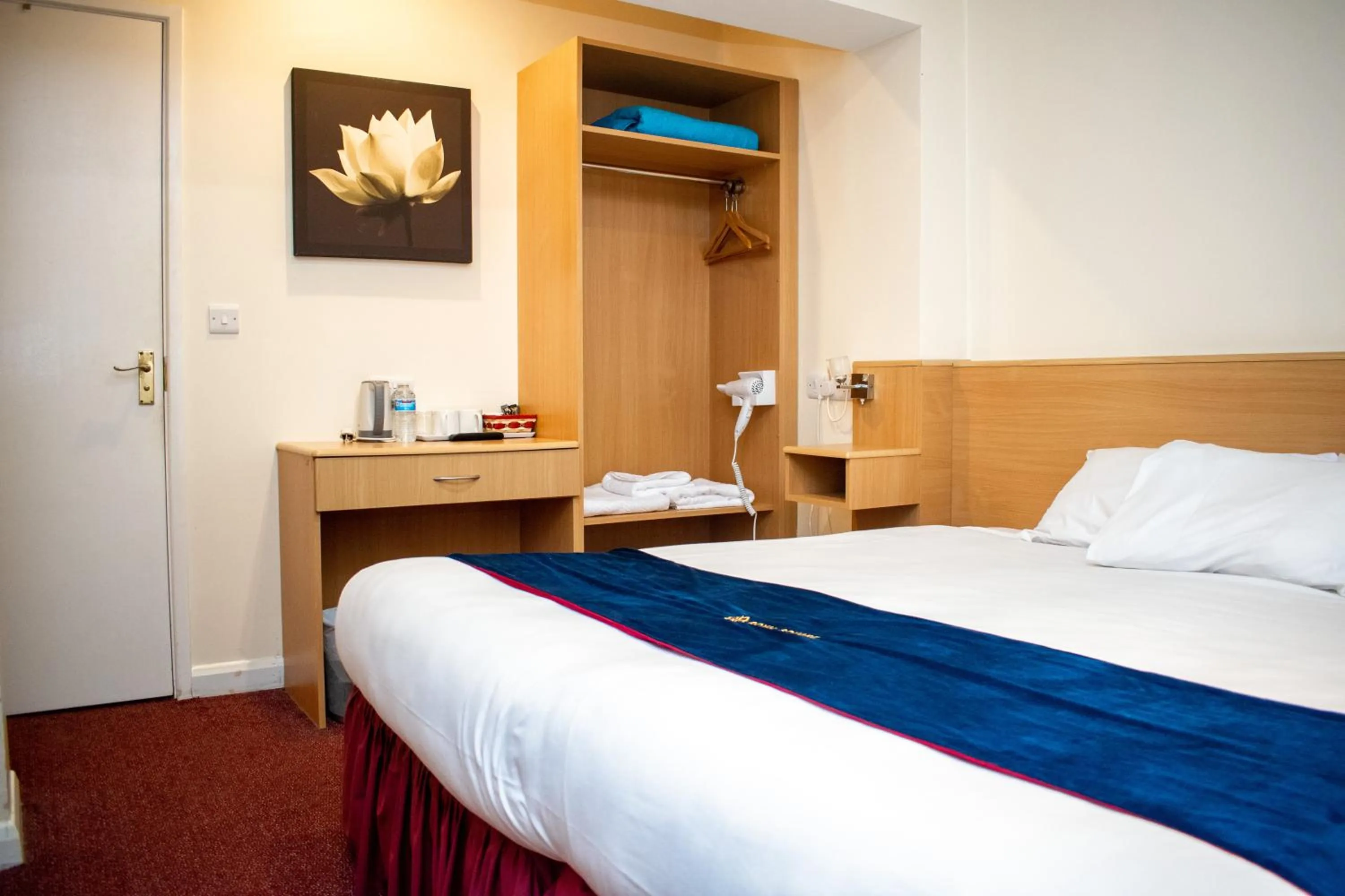 Photo of the whole room, Bed in Royal Square Hotel - NEC & Birmingham Airport