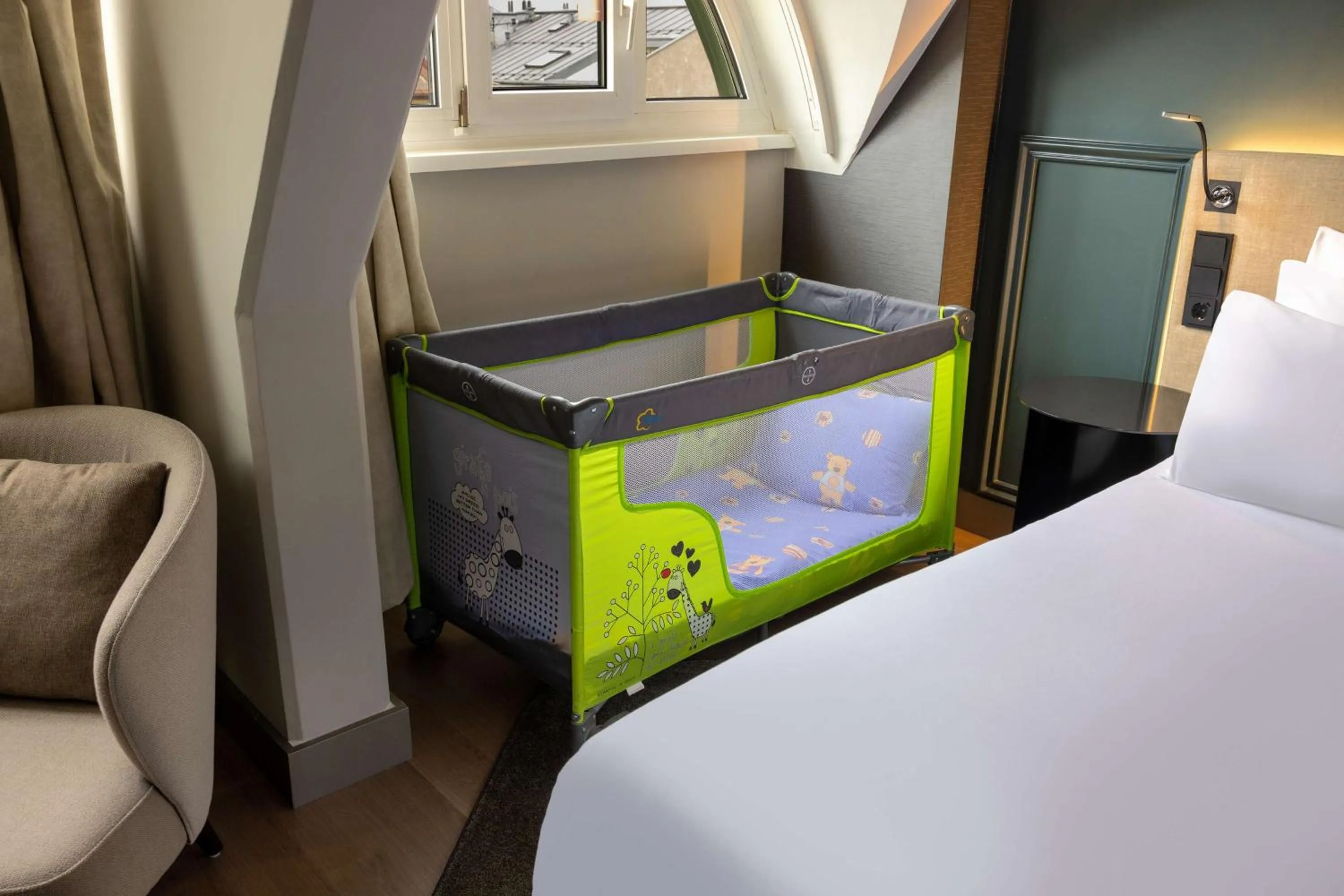 Photo of the whole room, Bed in NH Collection Salzburg City