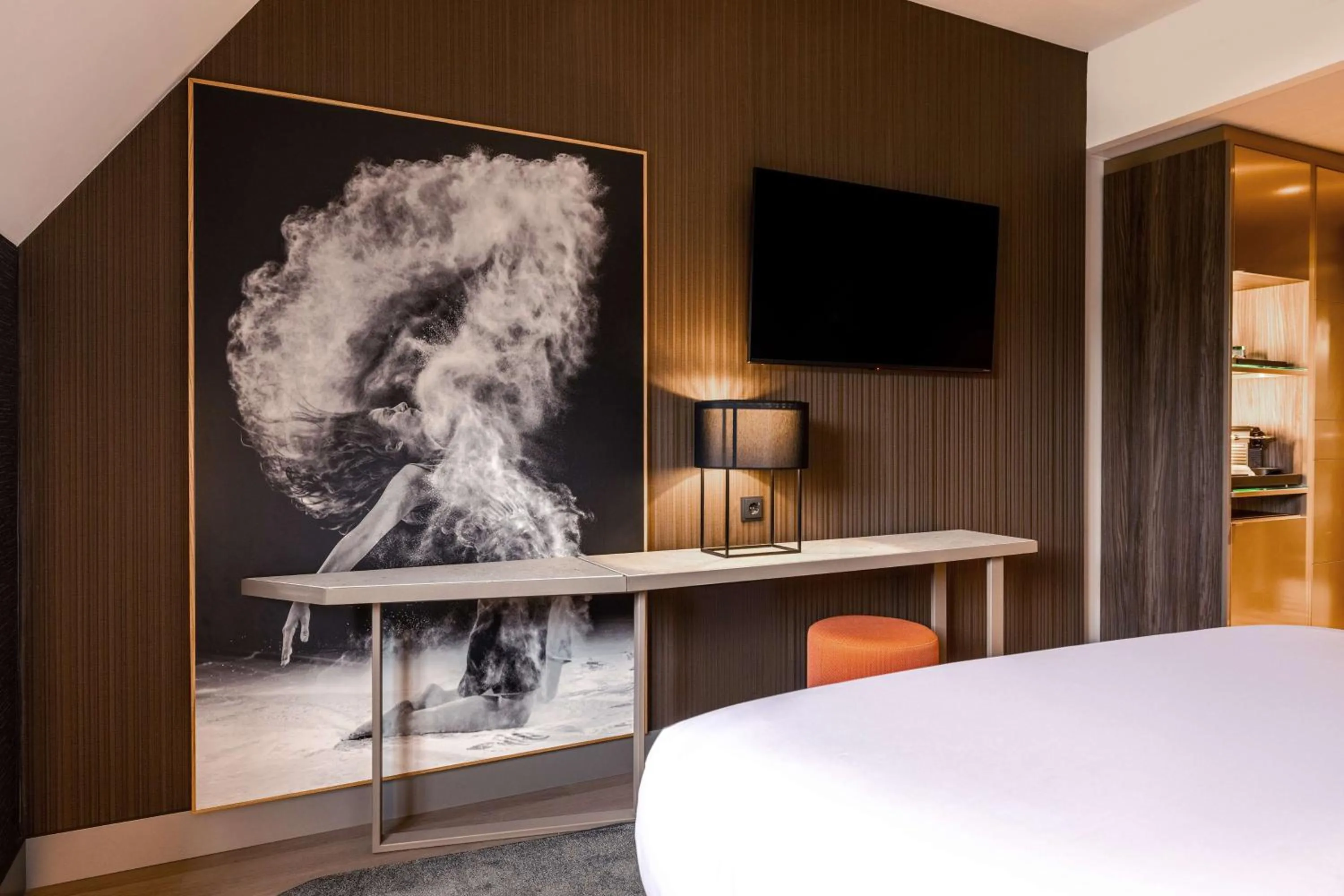 Photo of the whole room, Bed in NH Collection Salzburg City