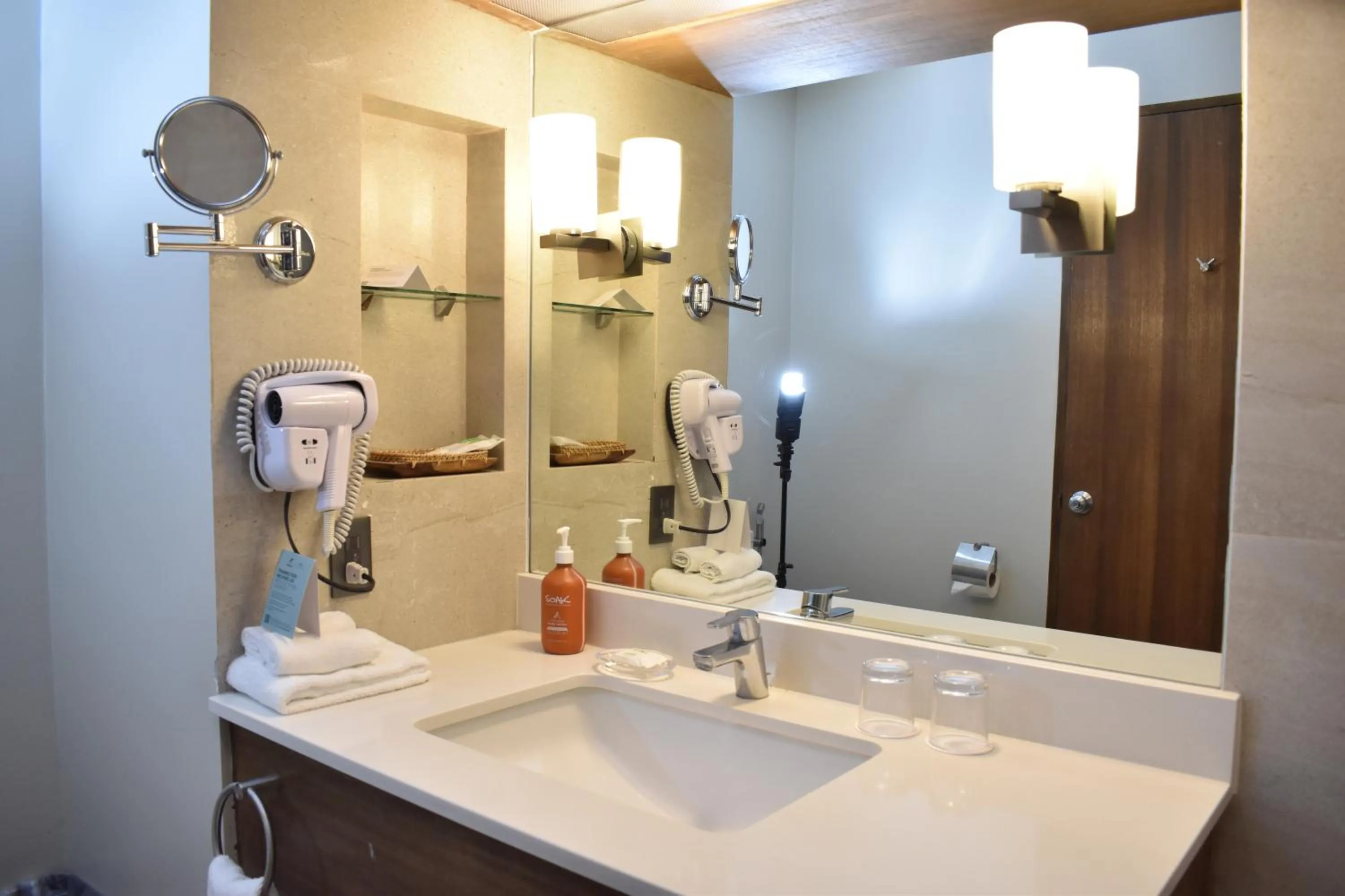 Bathroom in Holiday Inn & Suites Batangas LimaPark by IHG