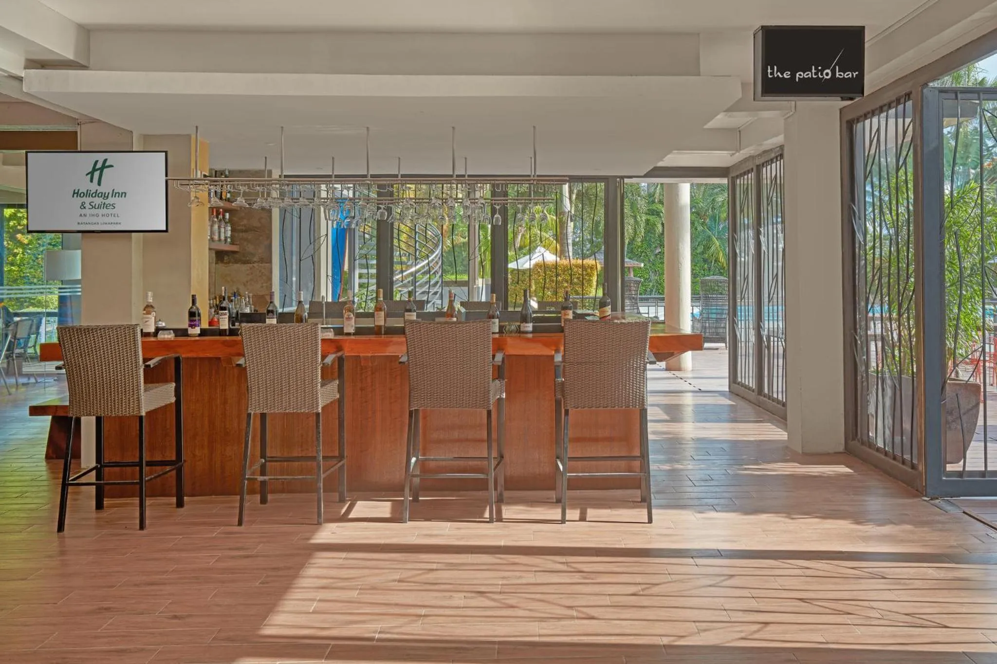 Lounge or bar in Holiday Inn & Suites Batangas LimaPark by IHG