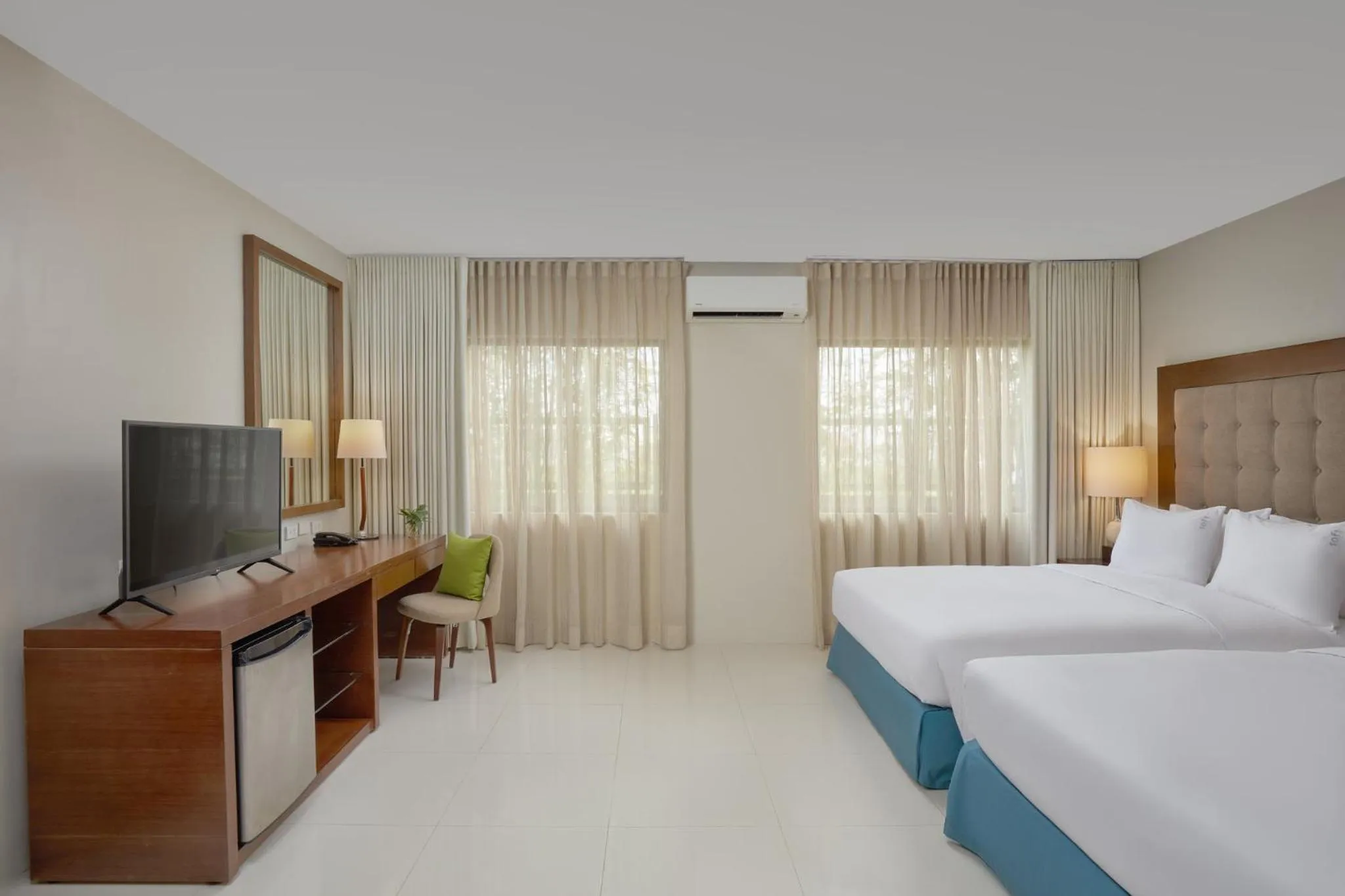 Photo of the whole room, Bed in Holiday Inn & Suites Batangas LimaPark by IHG