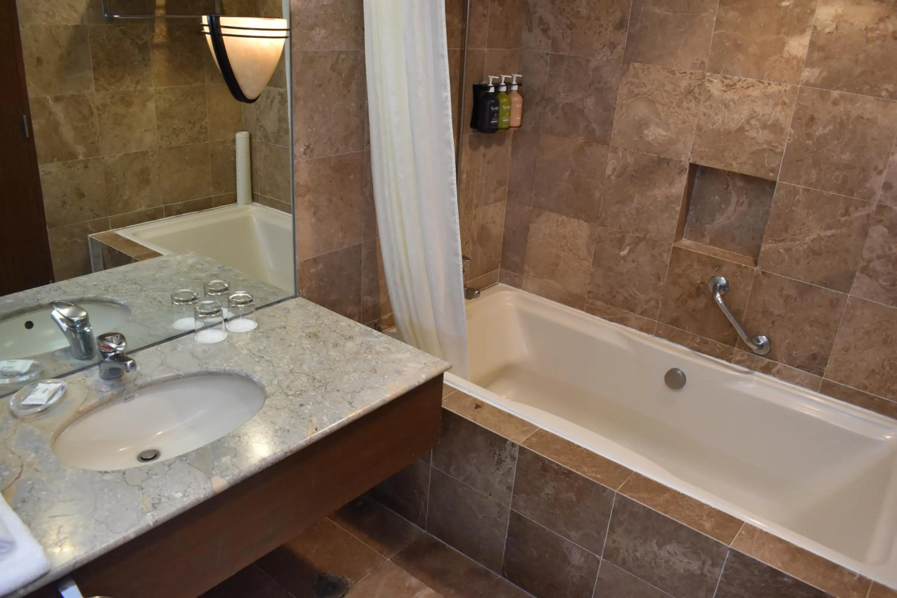 Bath in Holiday Inn & Suites Batangas LimaPark by IHG