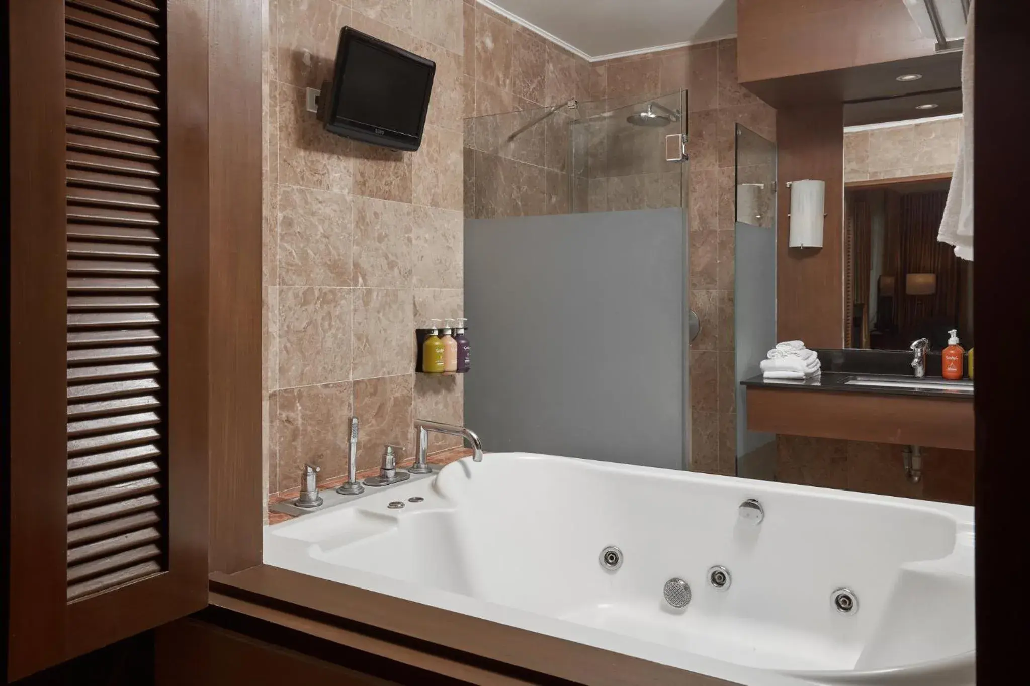 Queen Suite with Jetted Bath in Holiday Inn & Suites Batangas LimaPark, an IHG Hotel Queen Suite with Jetted Bath in Holiday Inn & Suites Batangas LimaPark, an IHG Hotel