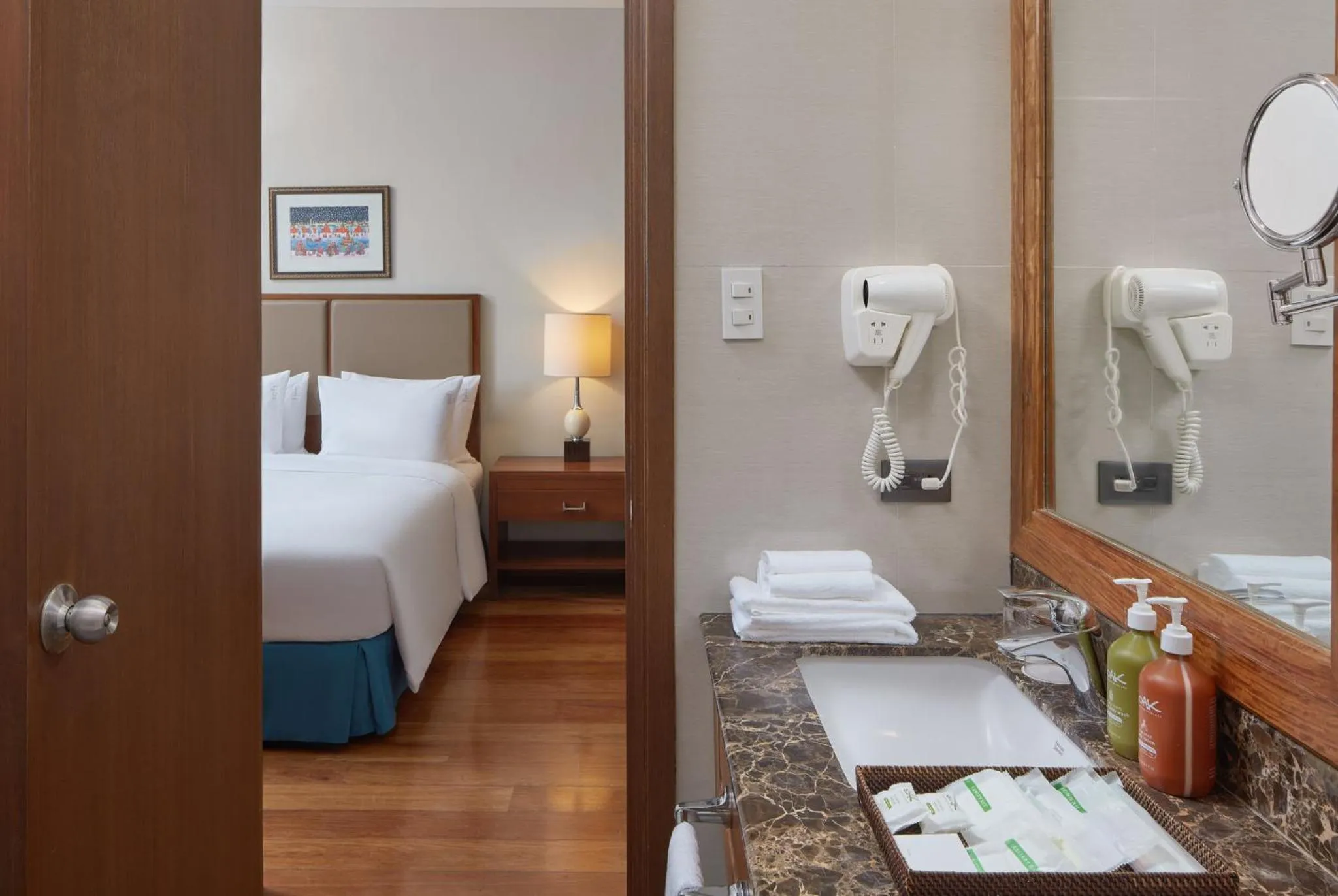 Photo of the whole room, Bed in Holiday Inn & Suites Batangas LimaPark by IHG