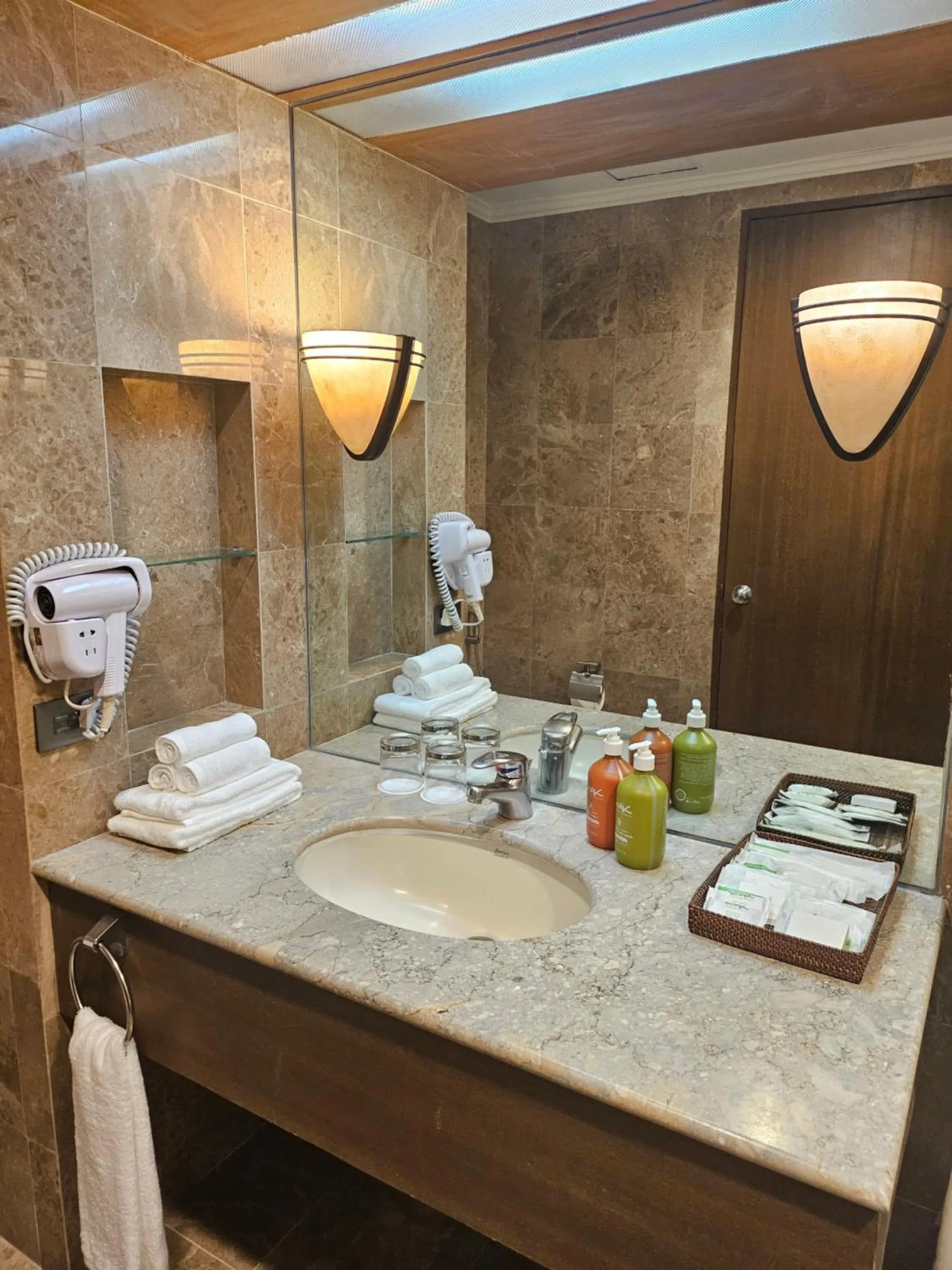 Bathroom in Holiday Inn & Suites Batangas LimaPark by IHG
