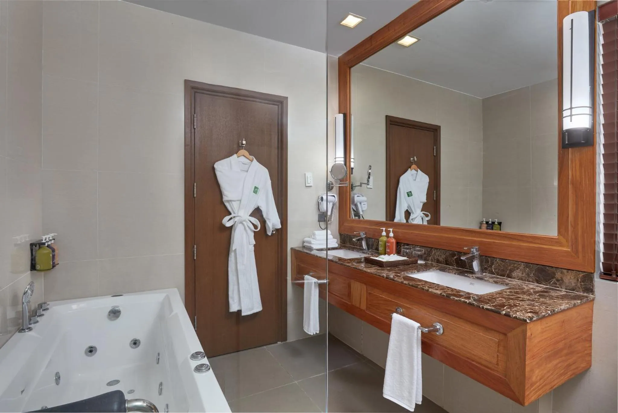 Bathroom in Holiday Inn & Suites Batangas LimaPark by IHG