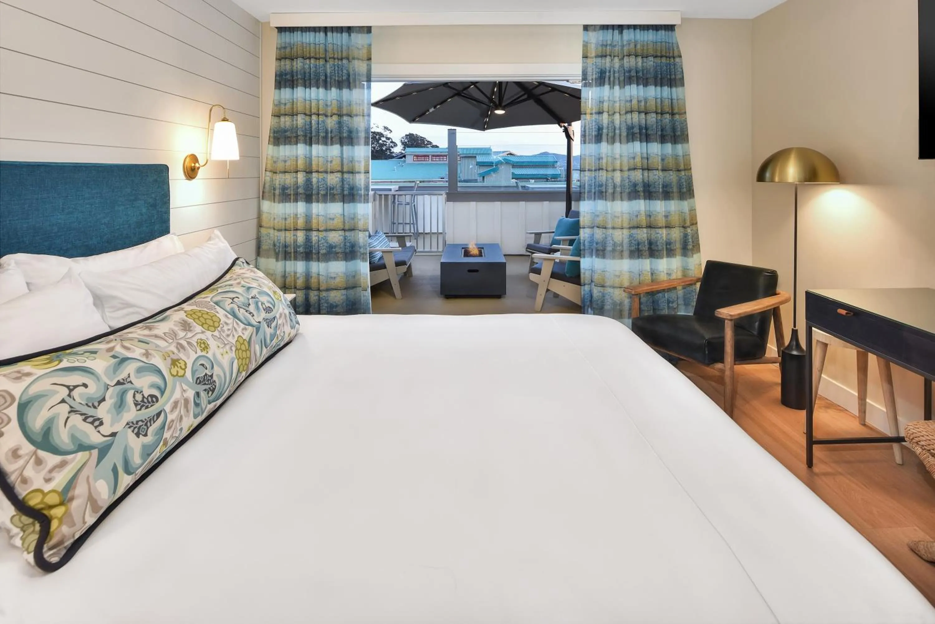 Patio, Bed in Inn At Rose's Landing