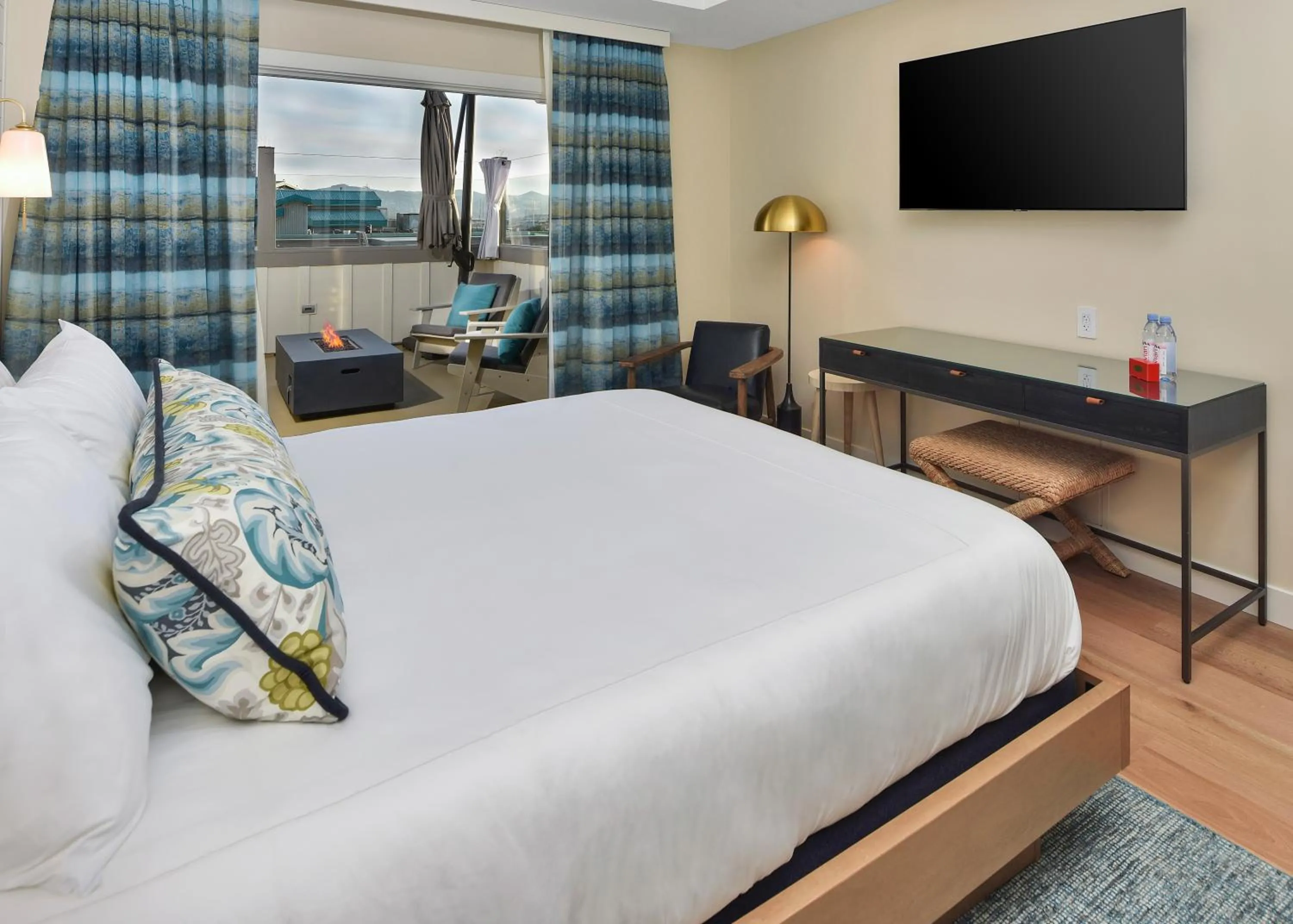 Patio, Bed in Inn At Rose's Landing