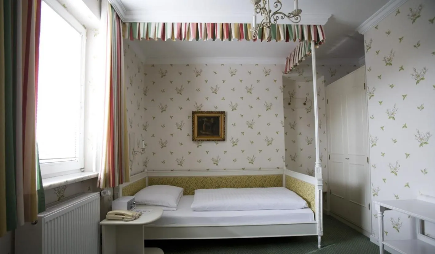 Bed in Hotel Hohenstauffen