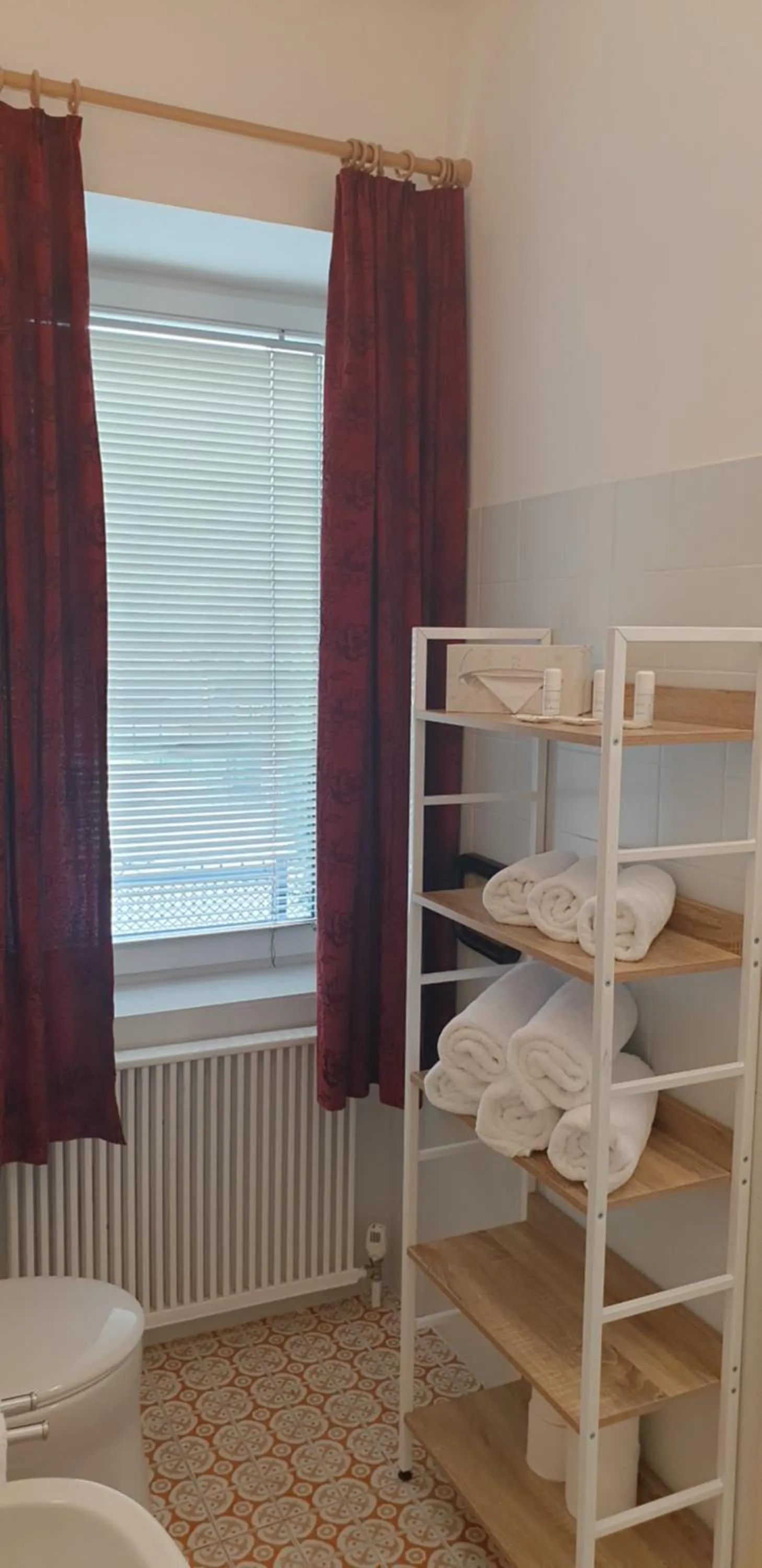 Bathroom, Bed in Hotel Hohenstauffen