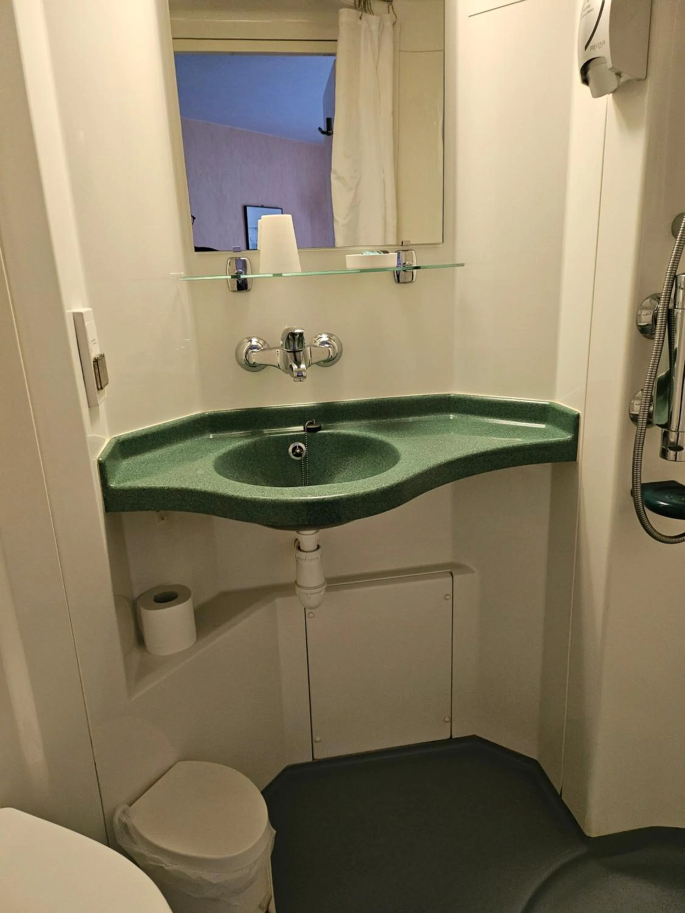 Bathroom in Hotel du Saumon, Verneuil sur Avre