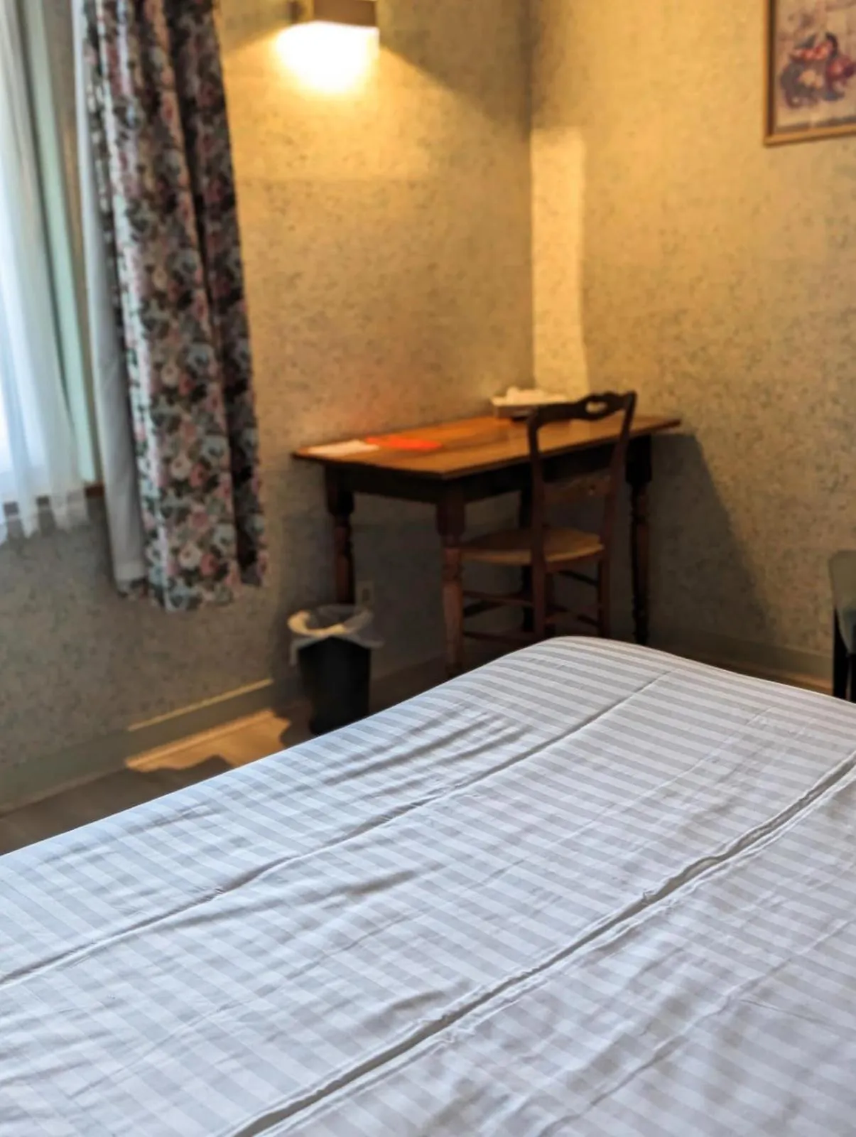 Bed in Hotel du Saumon, Verneuil sur Avre