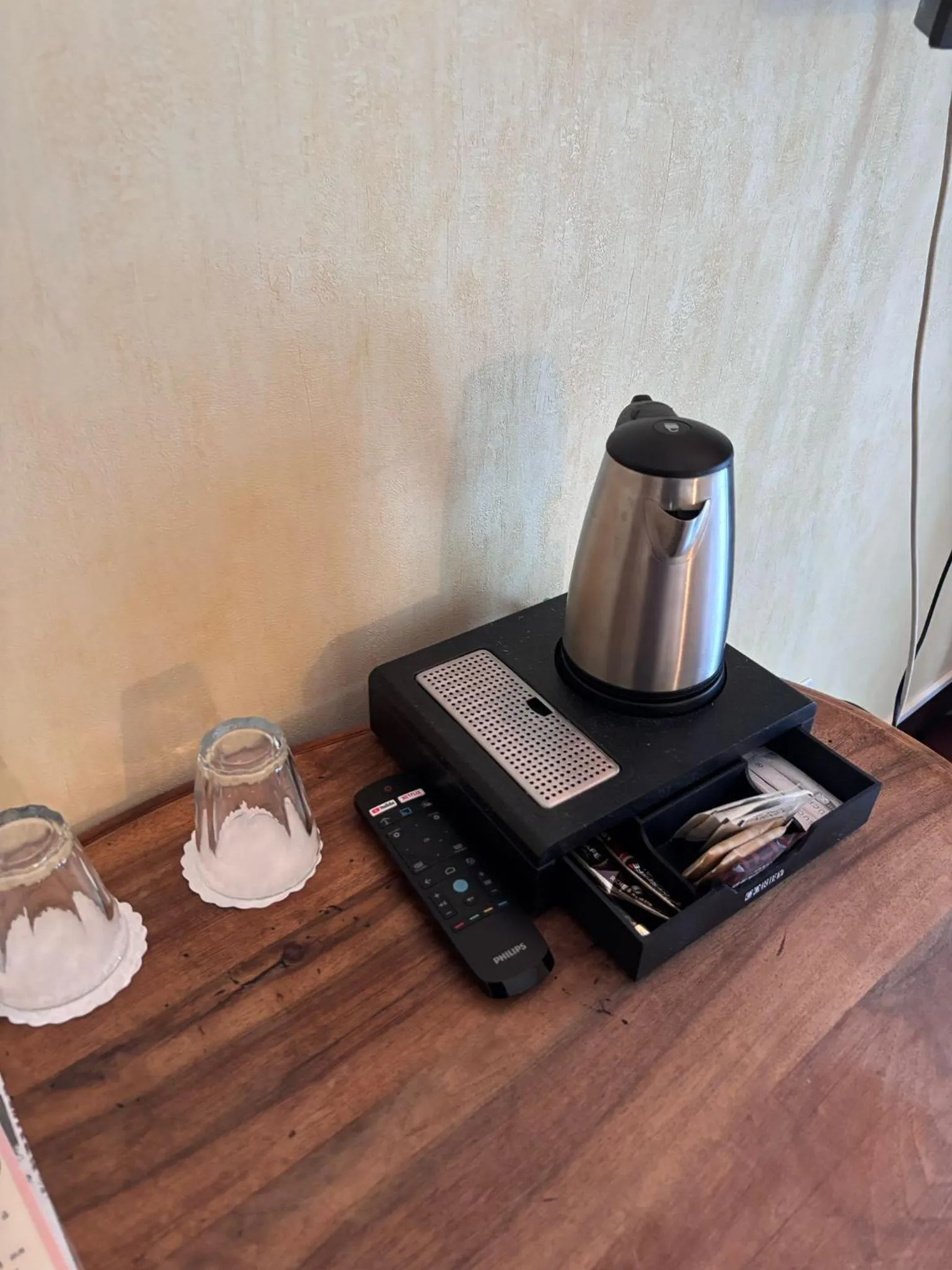 Coffee/tea facilities in Hotel du Saumon, Verneuil sur Avre
