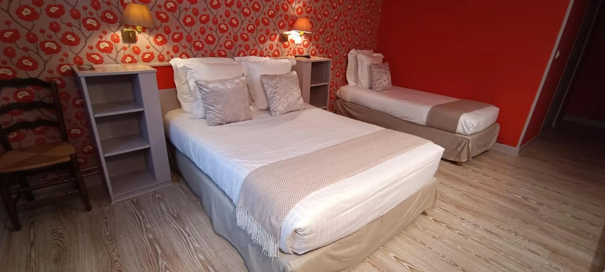 Bed in Hotel du Saumon, Verneuil sur Avre