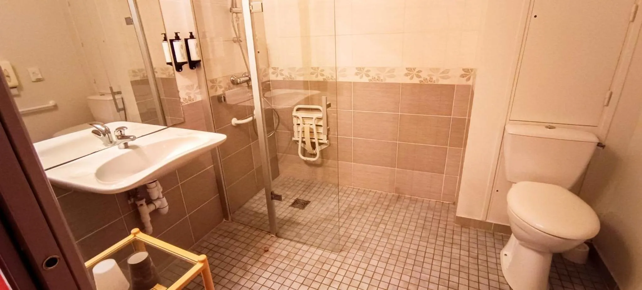 Shower in Hotel du Saumon, Verneuil sur Avre