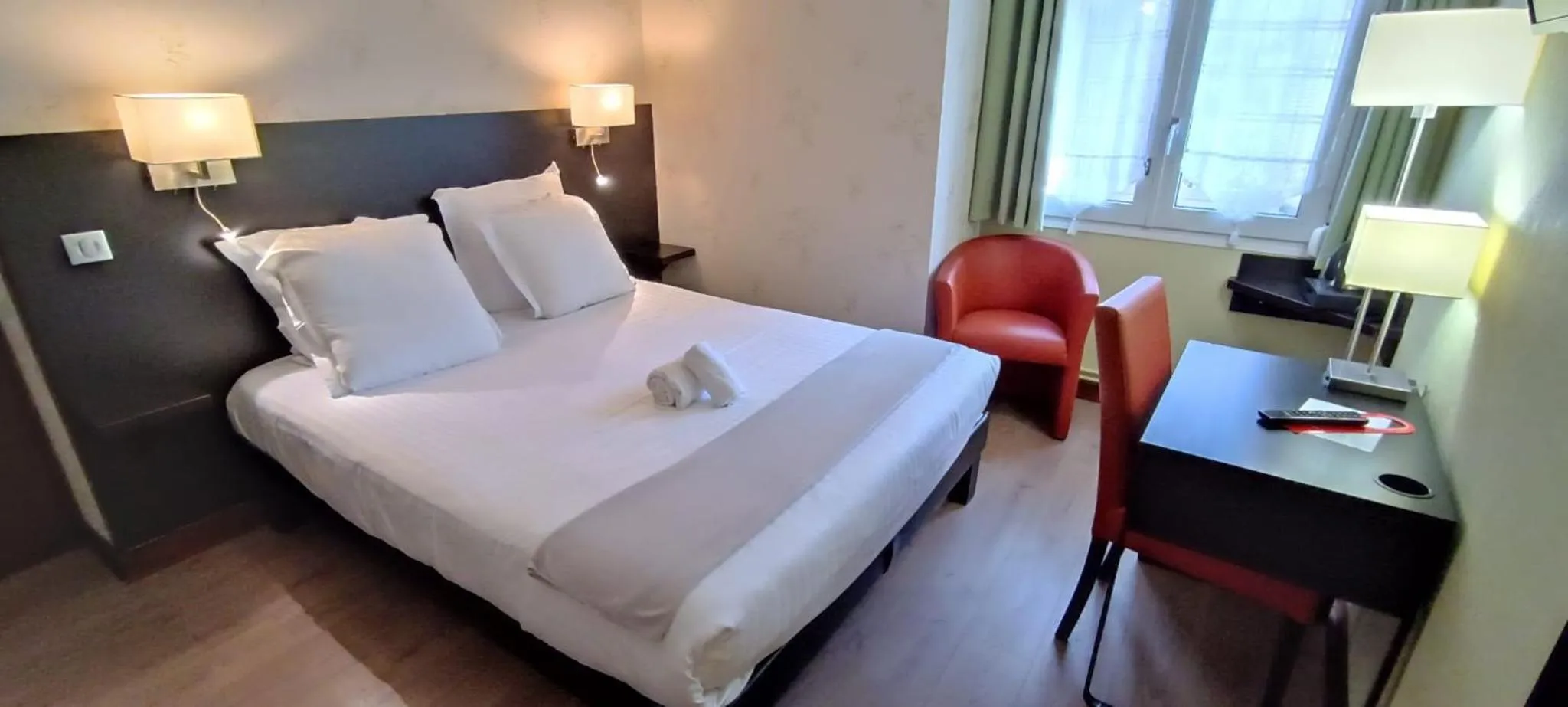 Bed in Hotel du Saumon, Verneuil sur Avre