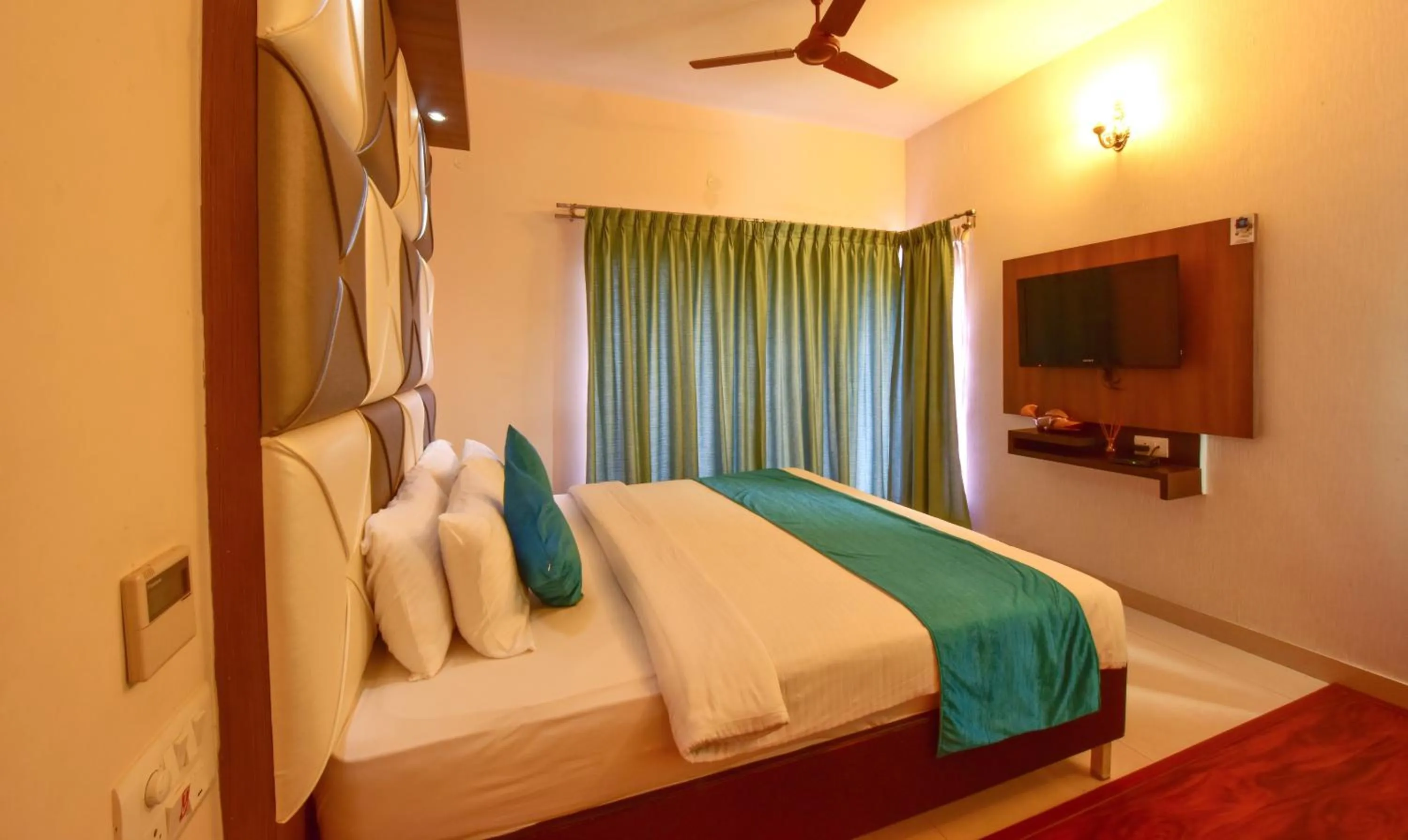 Communal lounge/ TV room, Bed in Hotel Sanman Gardenia