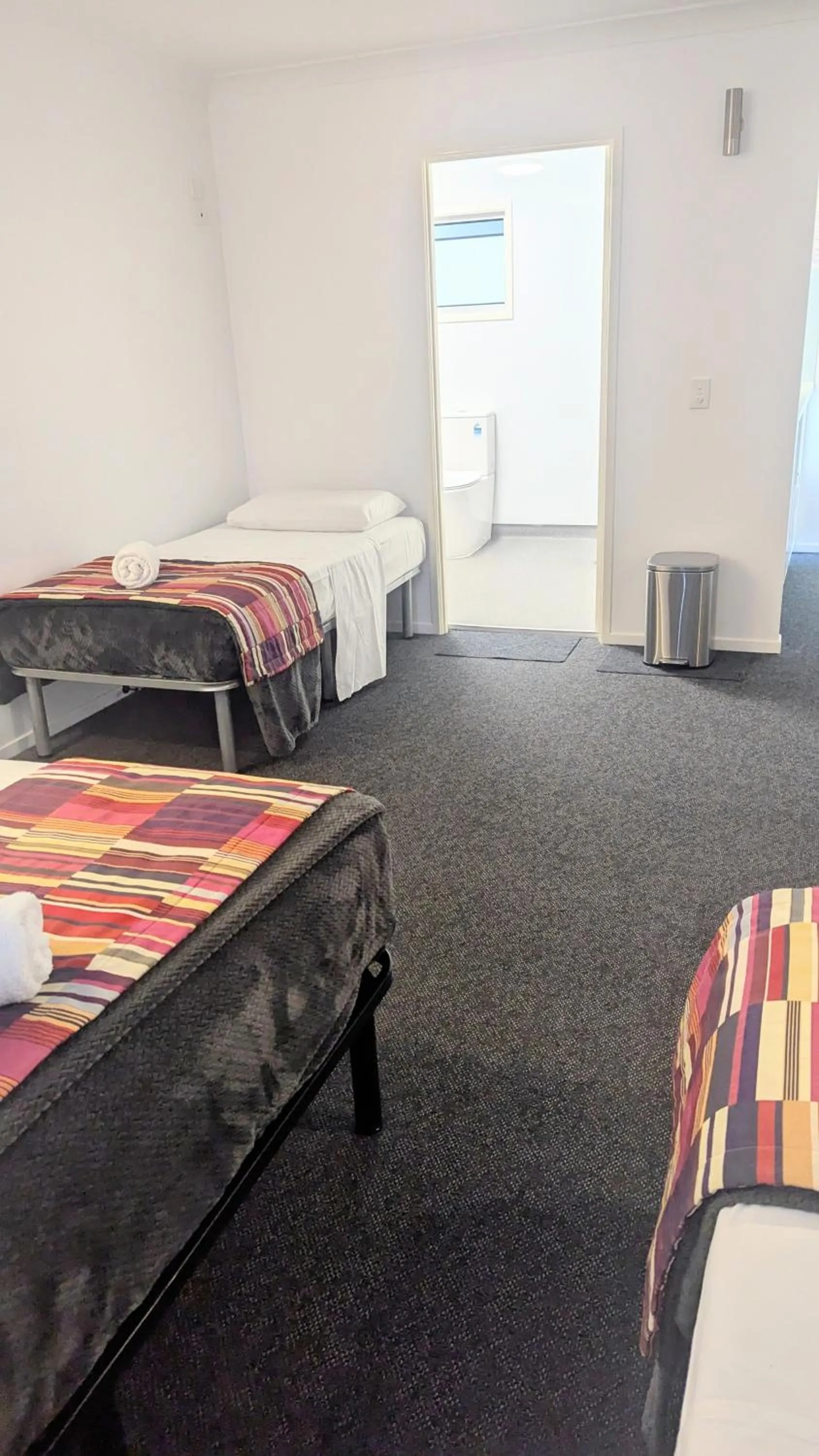 Kitchen or kitchenette, Bed in PROSERPINE MOTOR LODGE