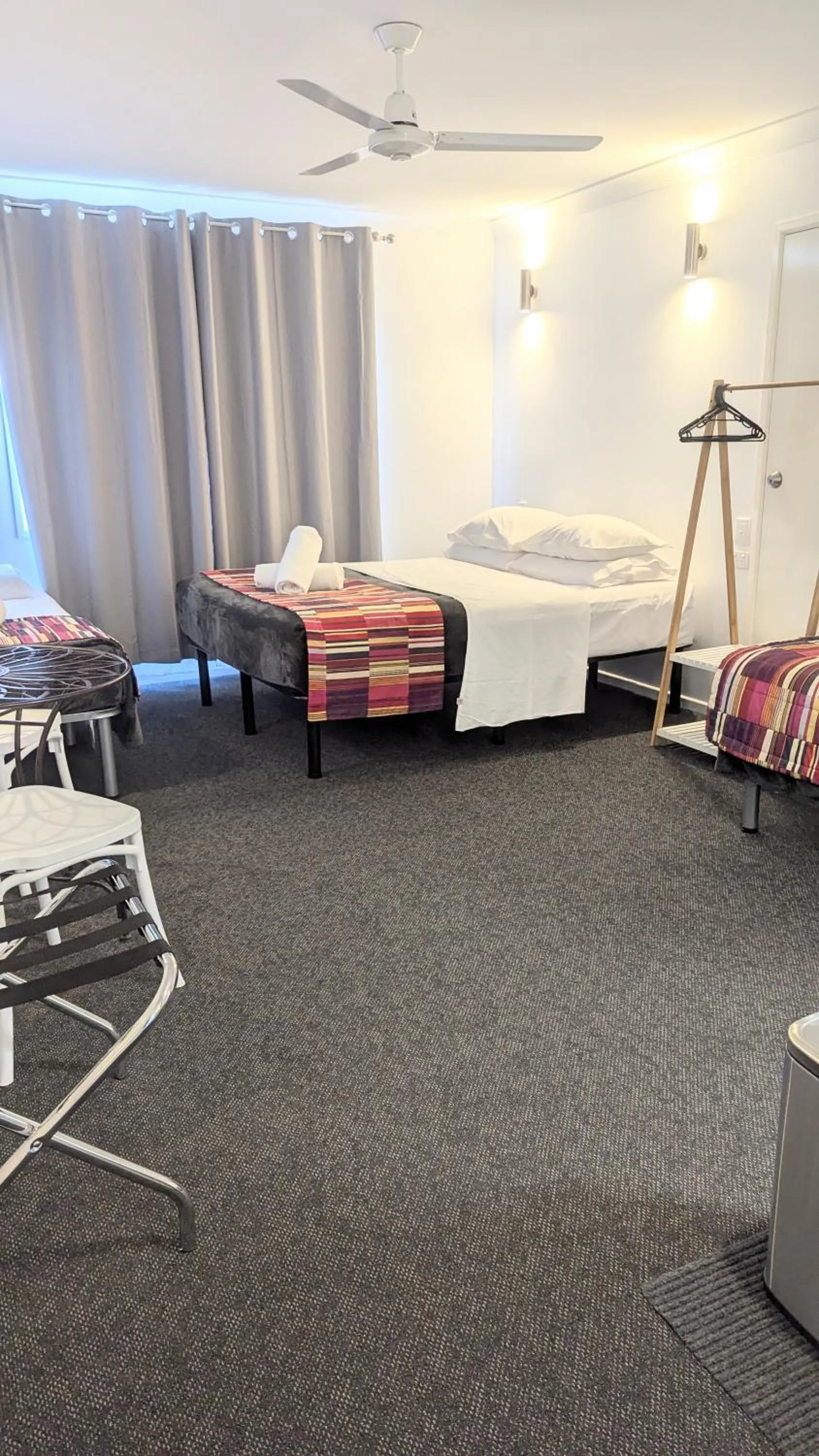 Kitchen or kitchenette, Bed in PROSERPINE MOTOR LODGE