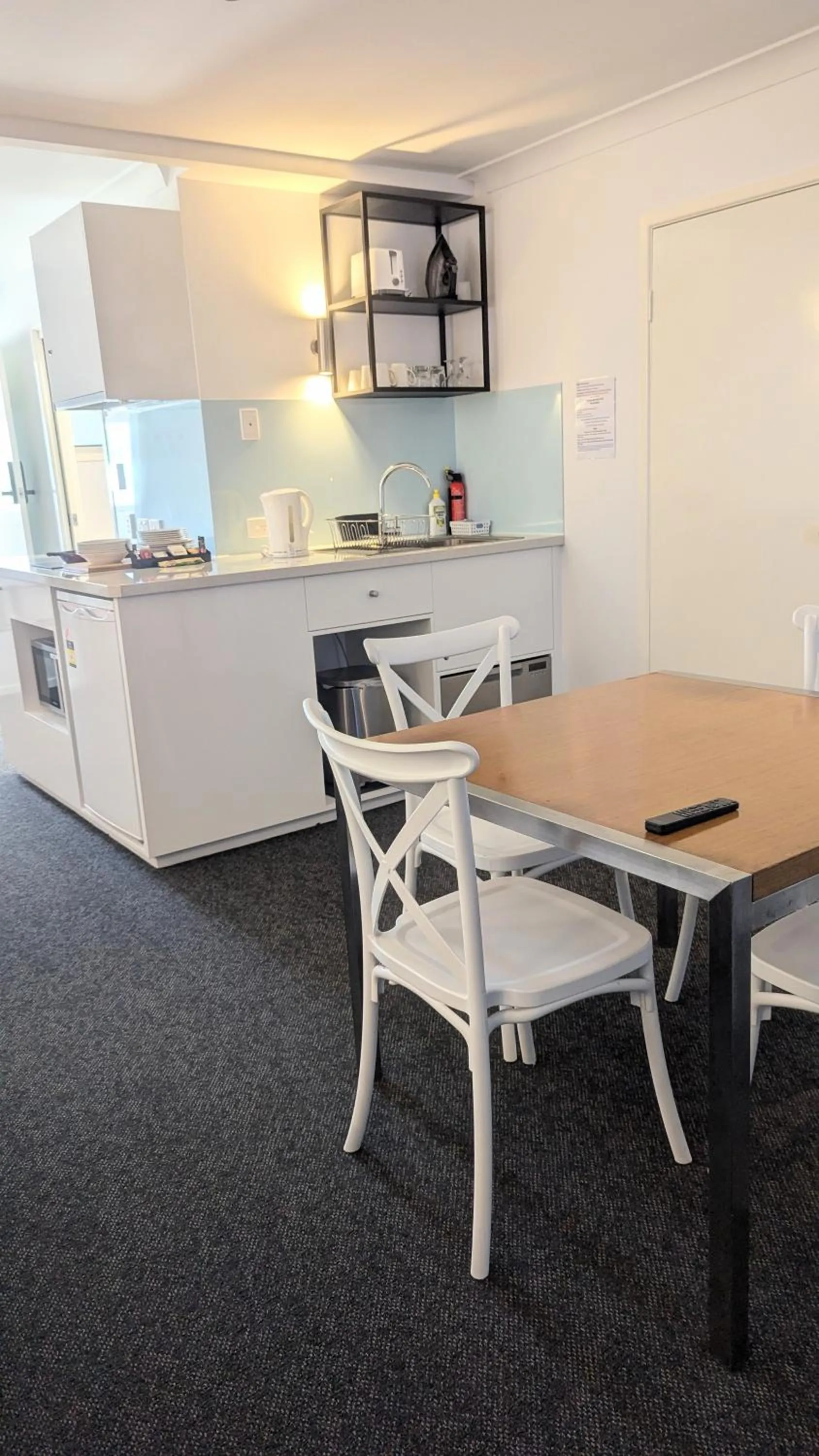 Kitchen or kitchenette in PROSERPINE MOTOR LODGE