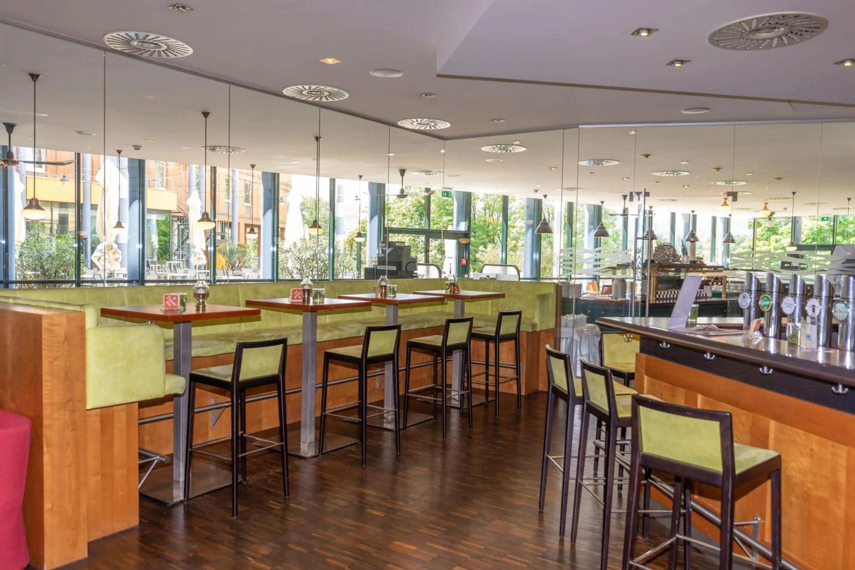 Lounge or bar in Trans World Hotel Donauwelle