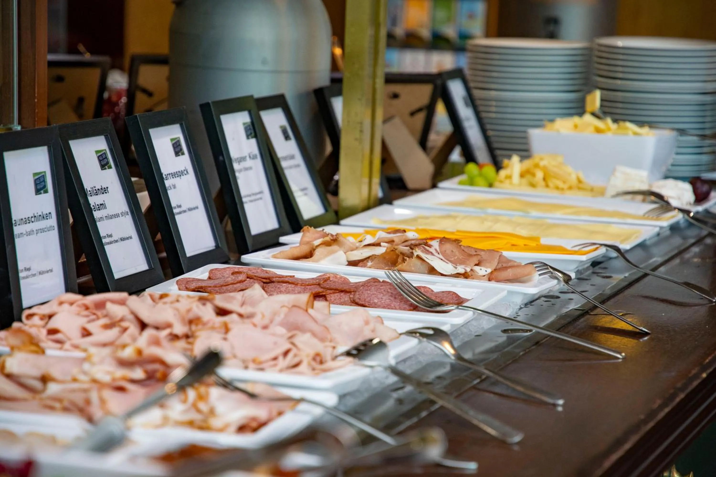 Restaurant/places to eat in Trans World Hotel Donauwelle