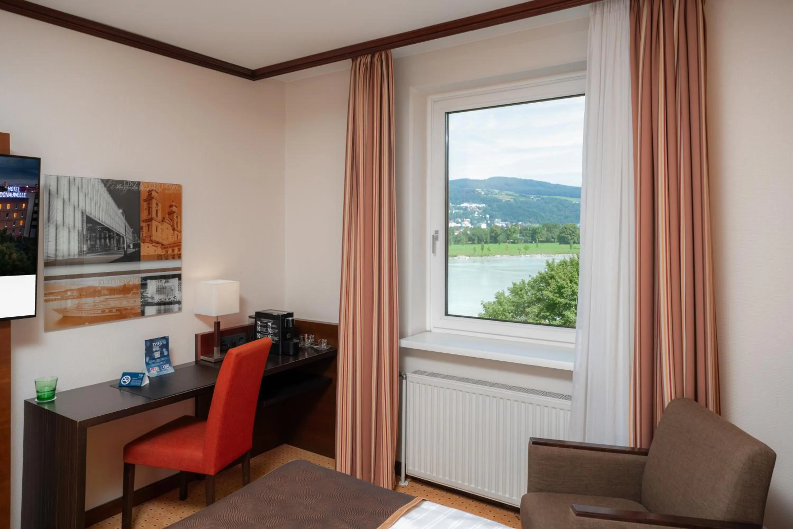 Living room in Trans World Hotel Donauwelle