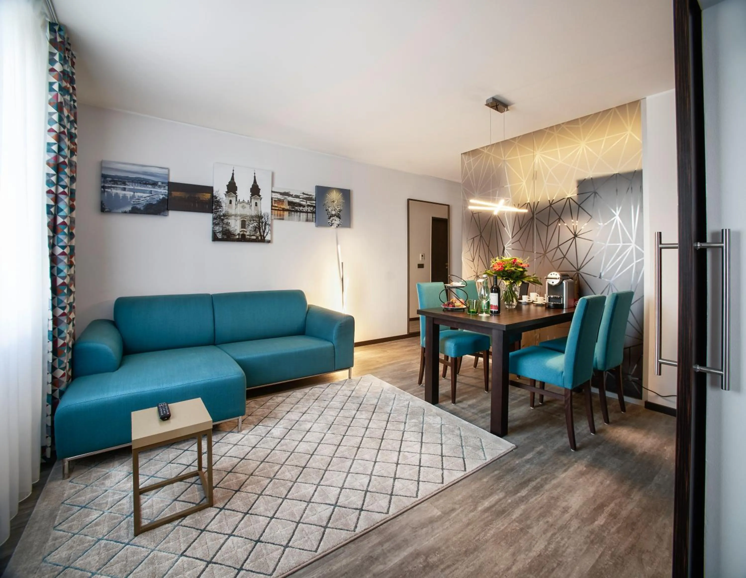 Living room in Trans World Hotel Donauwelle