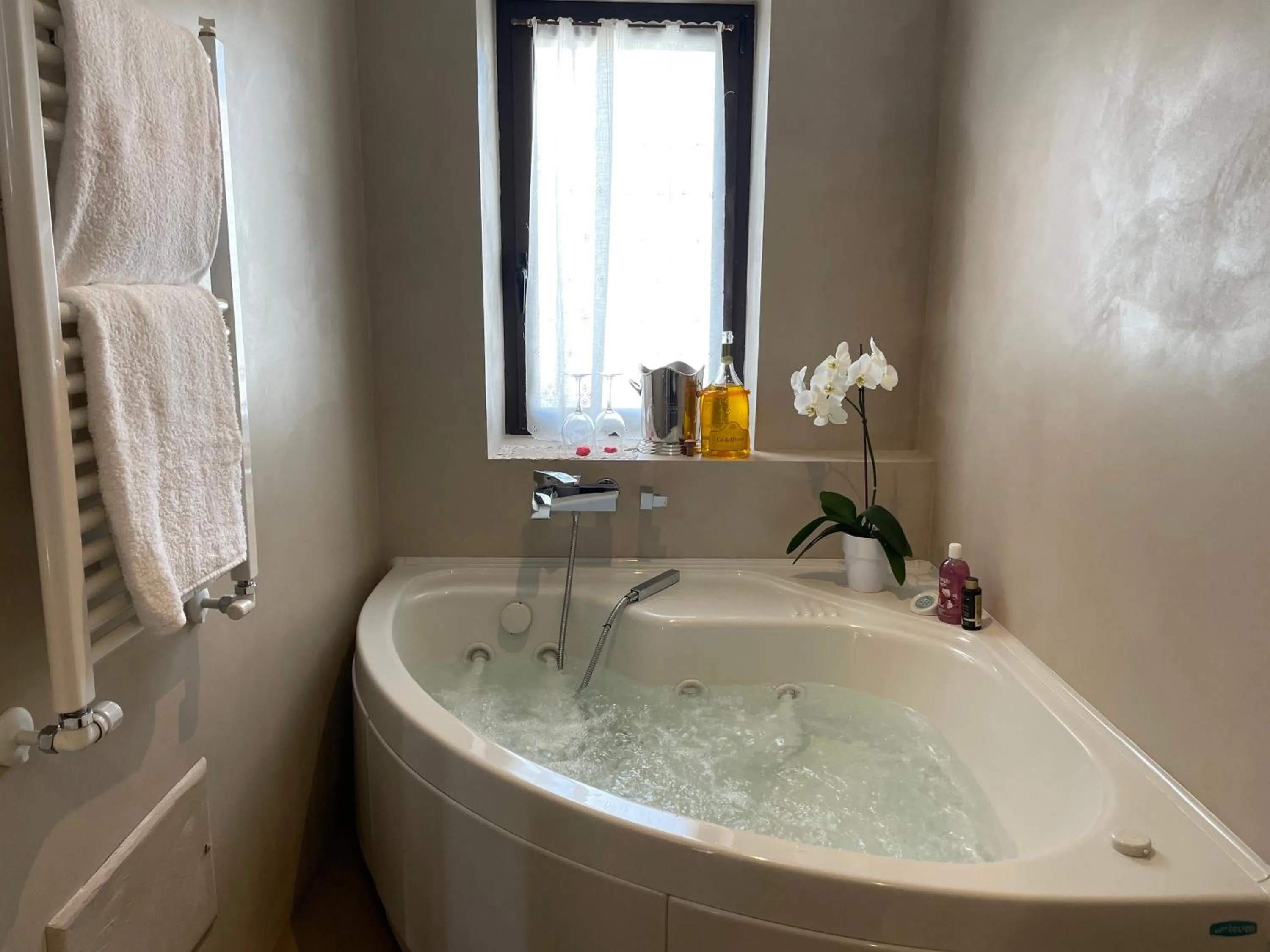 Hot Tub in Dimora Bellini Apartment and Rooms