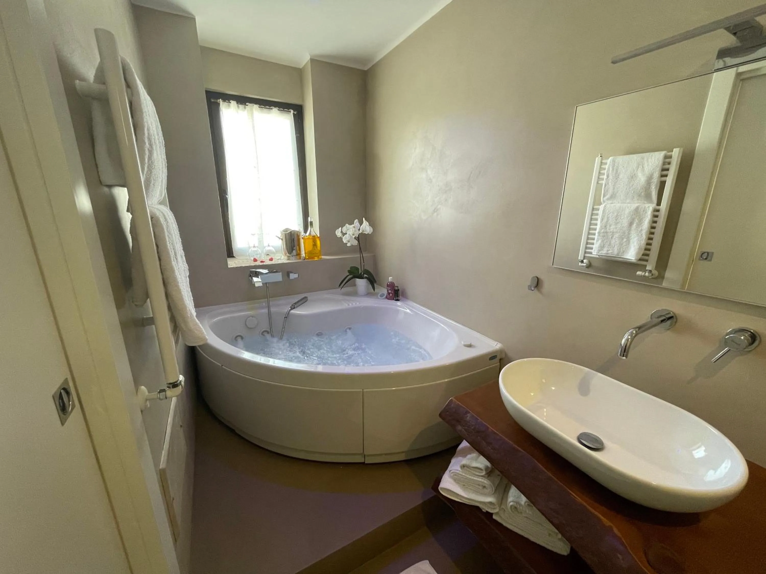 Hot Tub in Dimora Bellini Apartment and Rooms