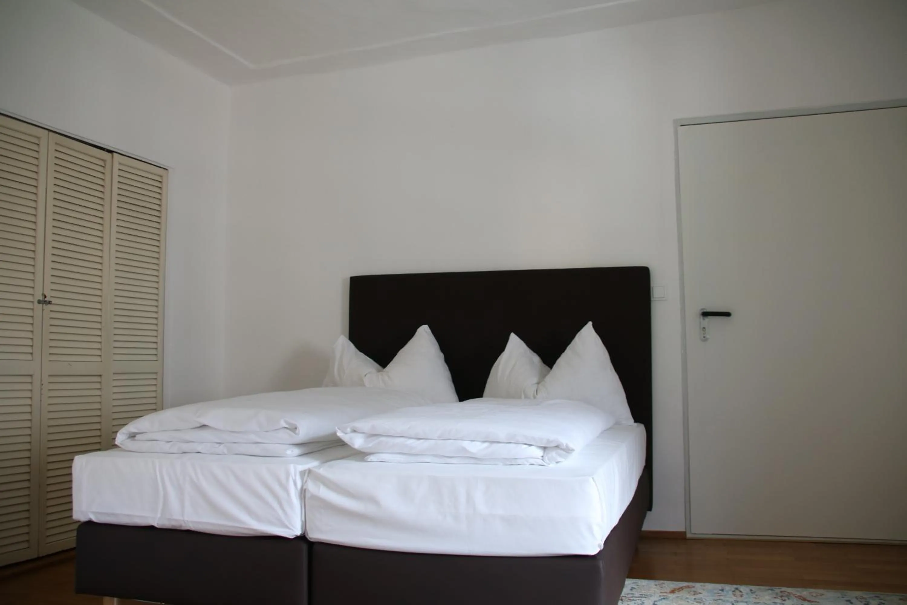 Bedroom, Bed in Hotel Goldene Krone Innsbruck