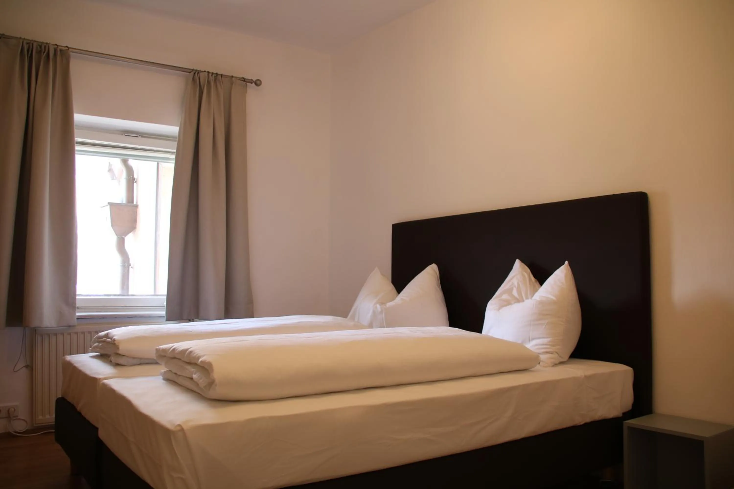 Bedroom, Bed in Hotel Goldene Krone Innsbruck