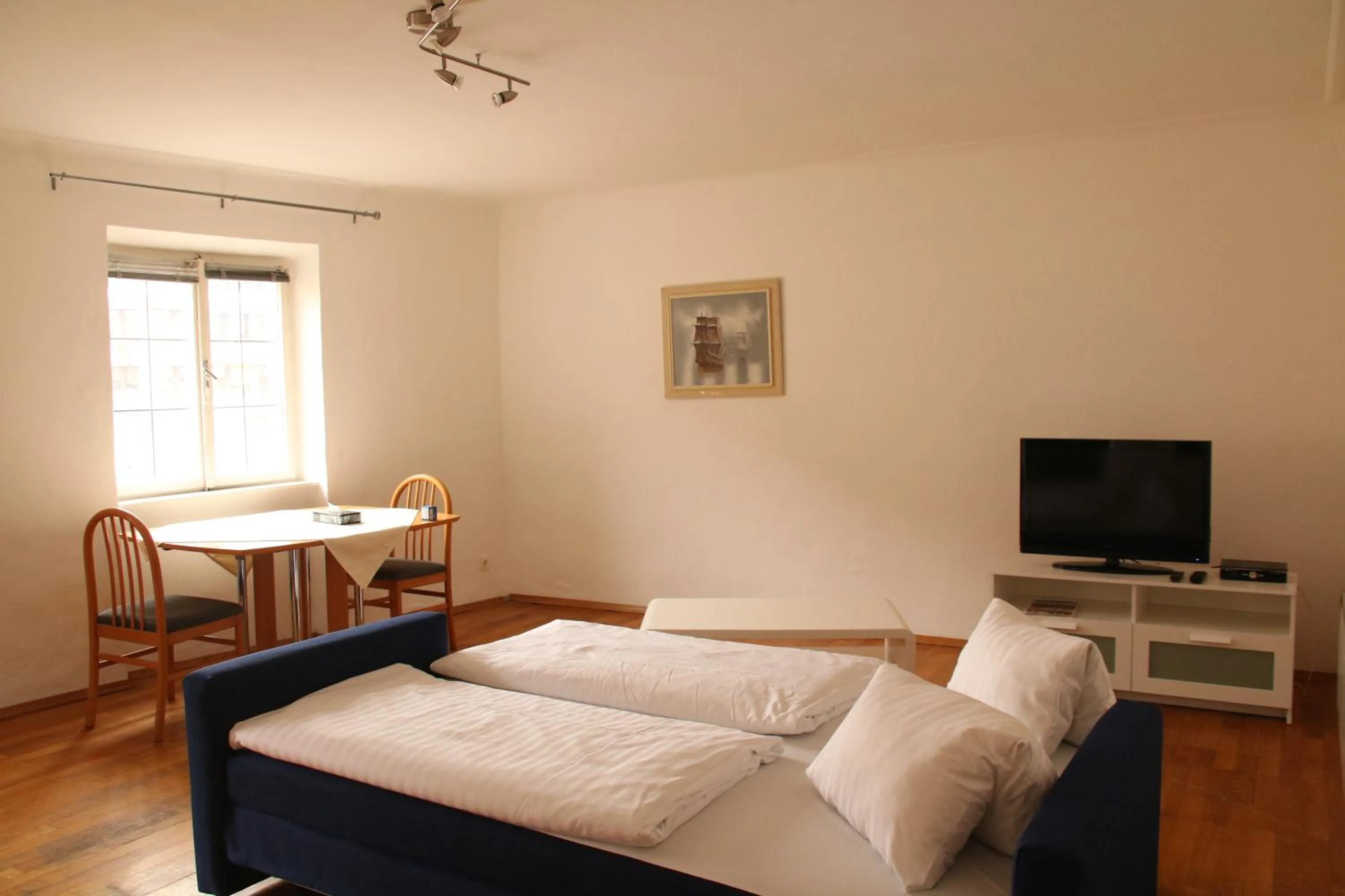 Living room, Bed in Hotel Goldene Krone Innsbruck