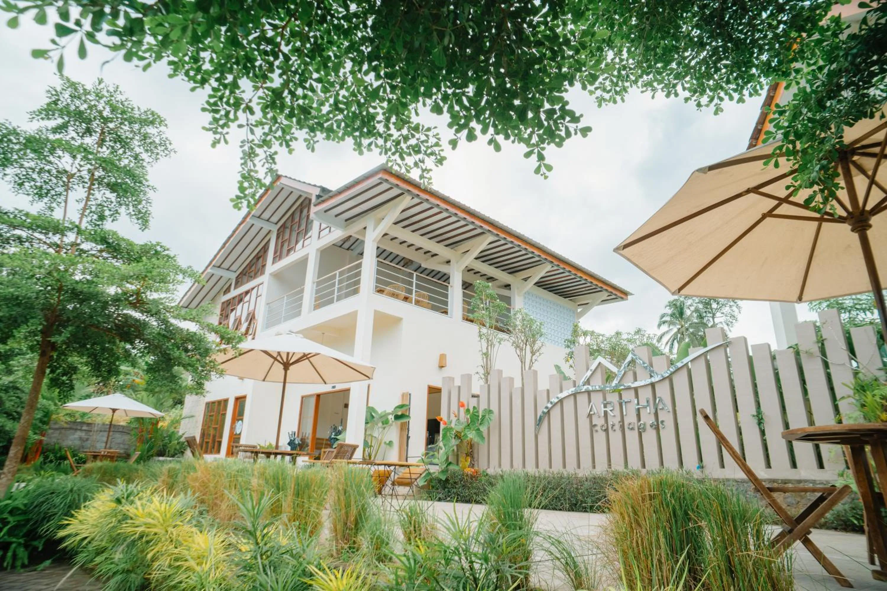 Restaurant/places to eat in Artha Cottages