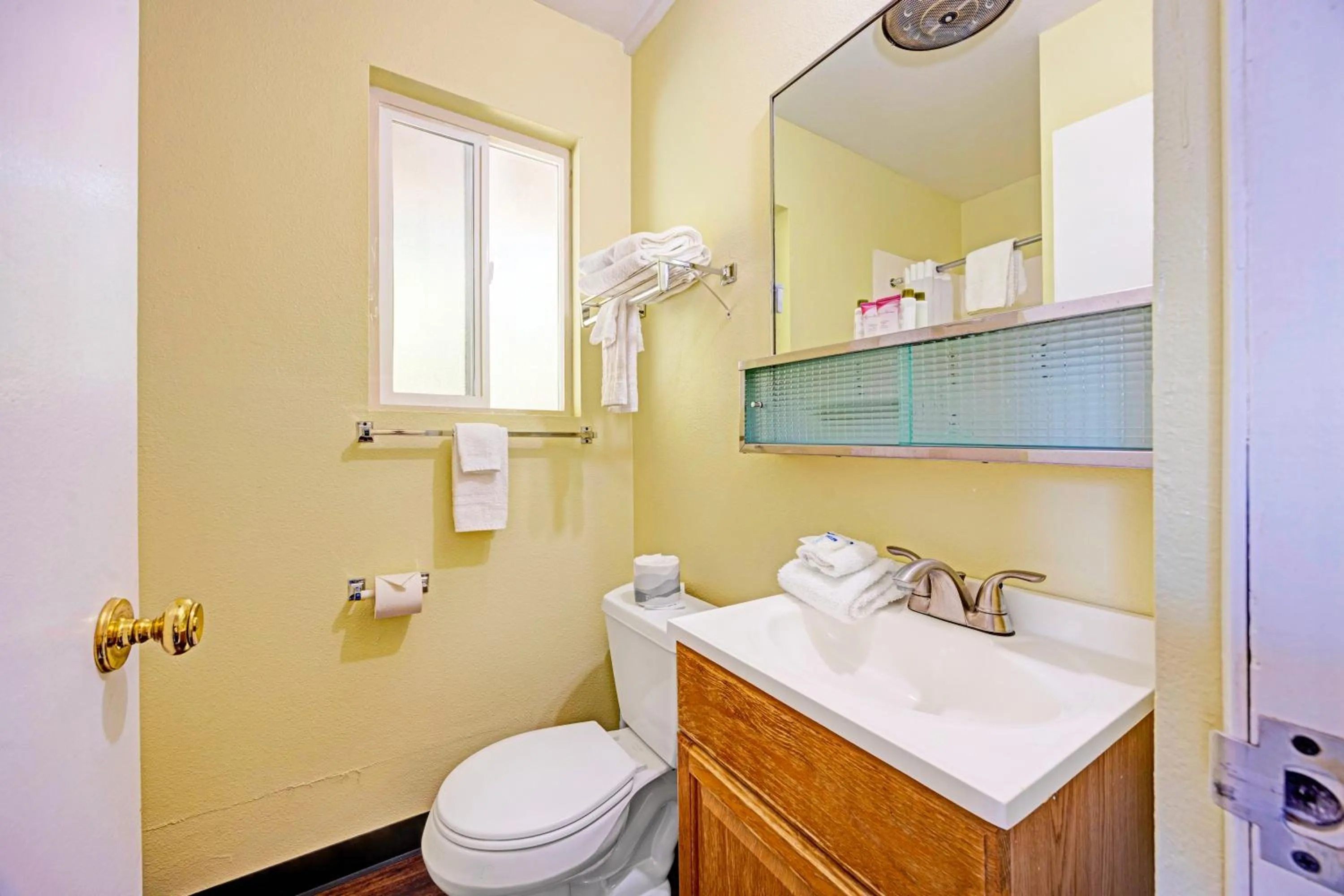 Bathroom in Capital O Stevenson Inn Riverside